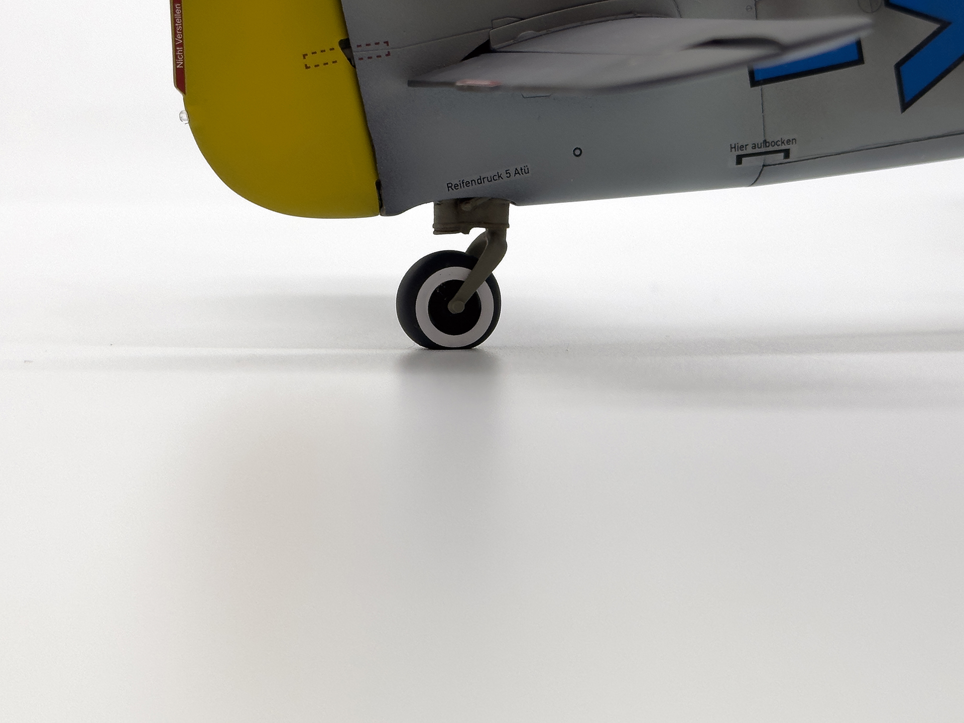 各部タイヤは「SWOP 1/32 Fw 190 A 自重変形タイヤ」で実機の雰囲気をリアルに再現しています