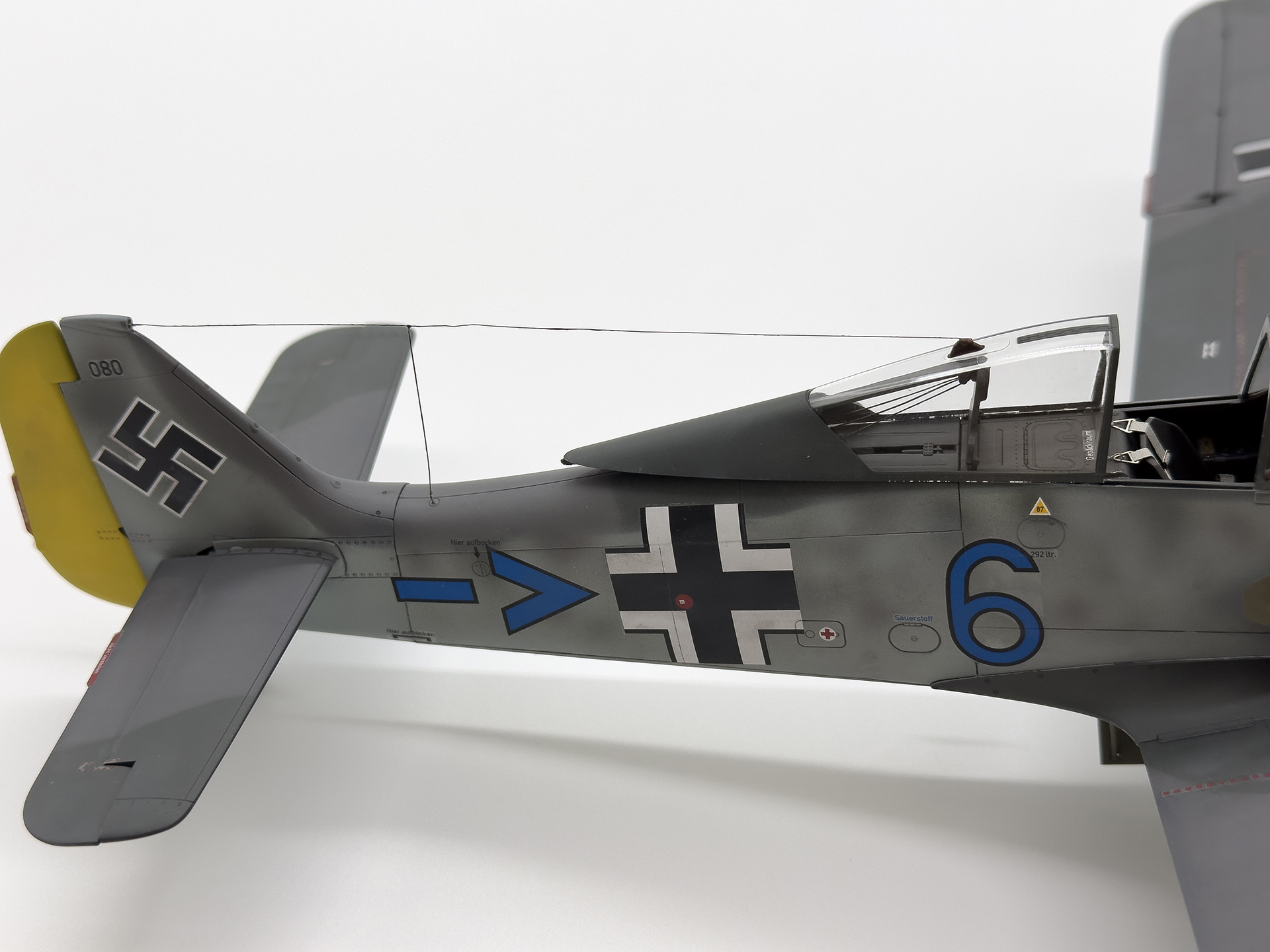 アンテナ線は伸ばしランナーを使用して再現しました