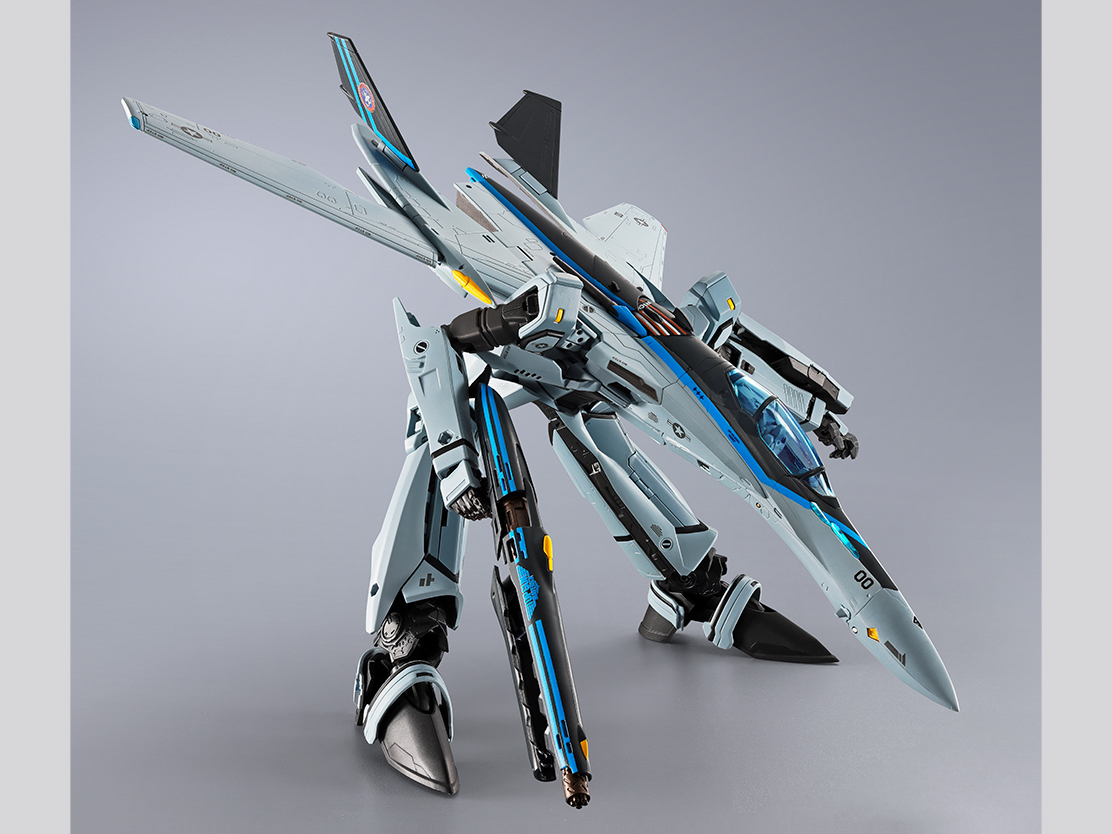 尾翼のマーキングにも注目。ガンポッドはファイター時にも装着可能。