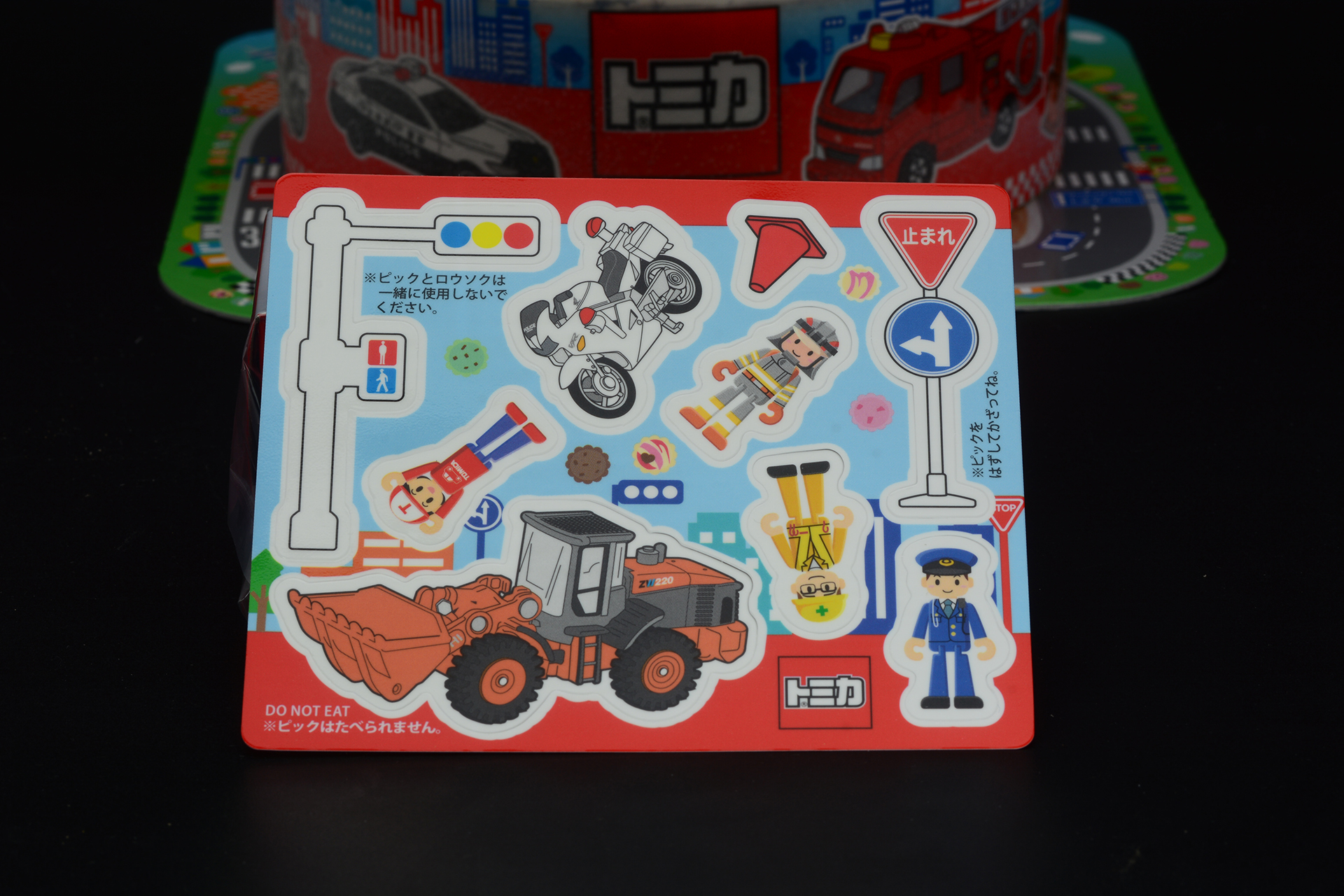 ピックとは刺して飾る飾り付けのこと。コーティングされた紙製のピックとなっており、台座から外してケーキを飾り立てる。かなりしっかりした材質だ