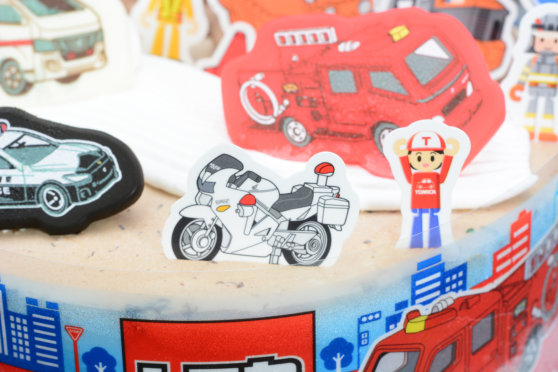 「パトカーの近くにはおまわりさんだな」、「ここには信号機だ」など、配置を考えるのも面白い