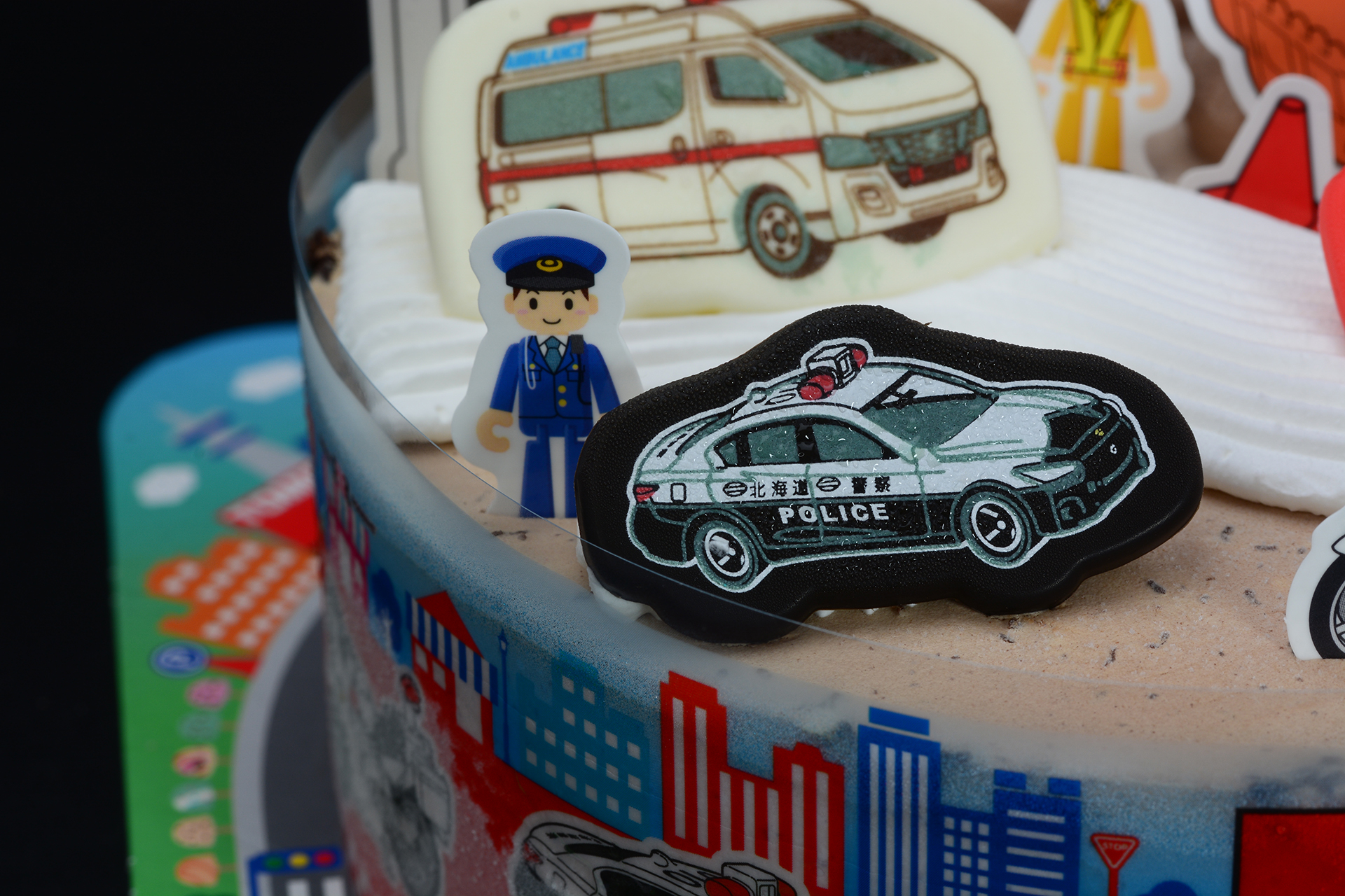 「パトカーの近くにはおまわりさんだな」、「ここには信号機だ」など、配置を考えるのも面白い