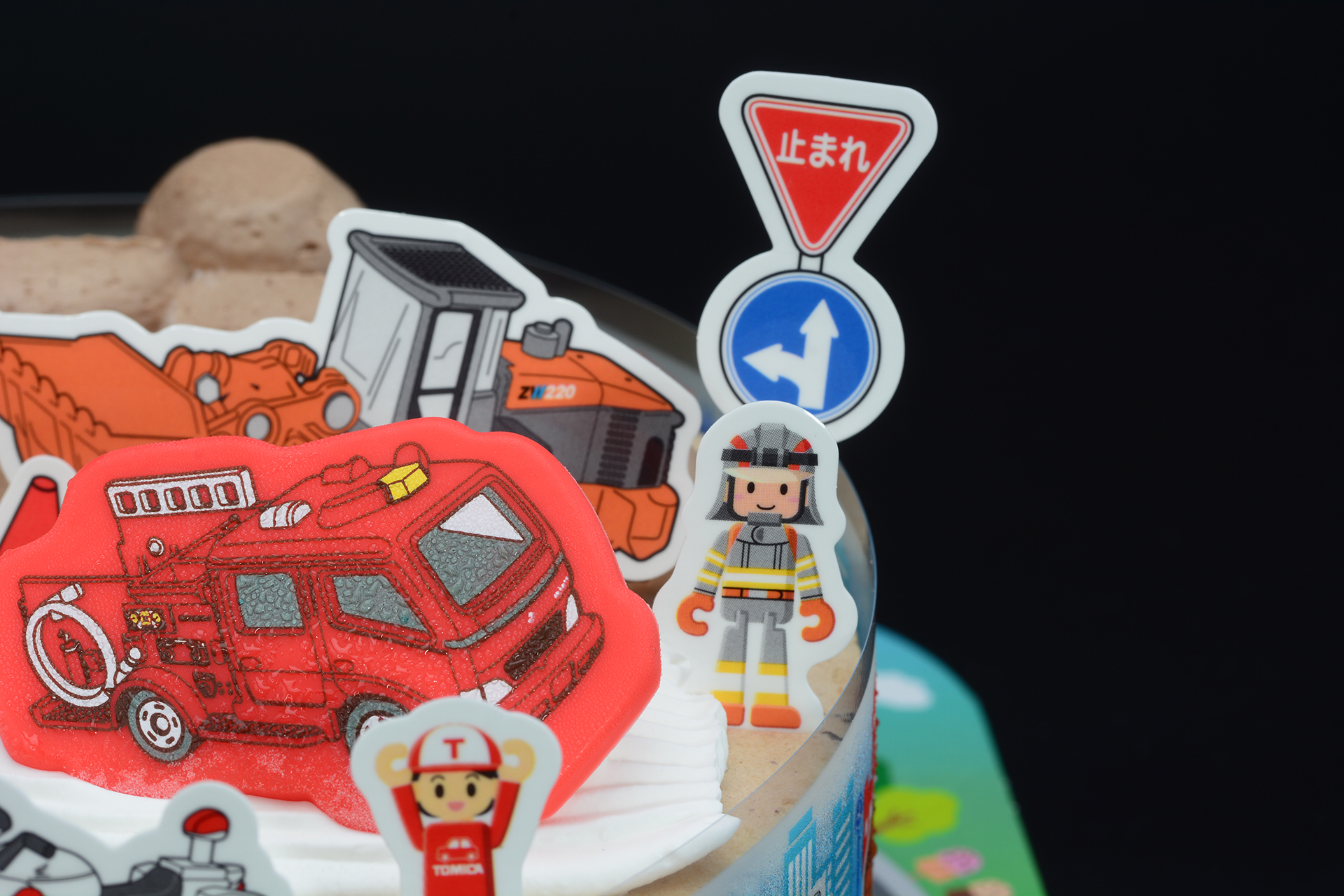 「パトカーの近くにはおまわりさんだな」、「ここには信号機だ」など、配置を考えるのも面白い