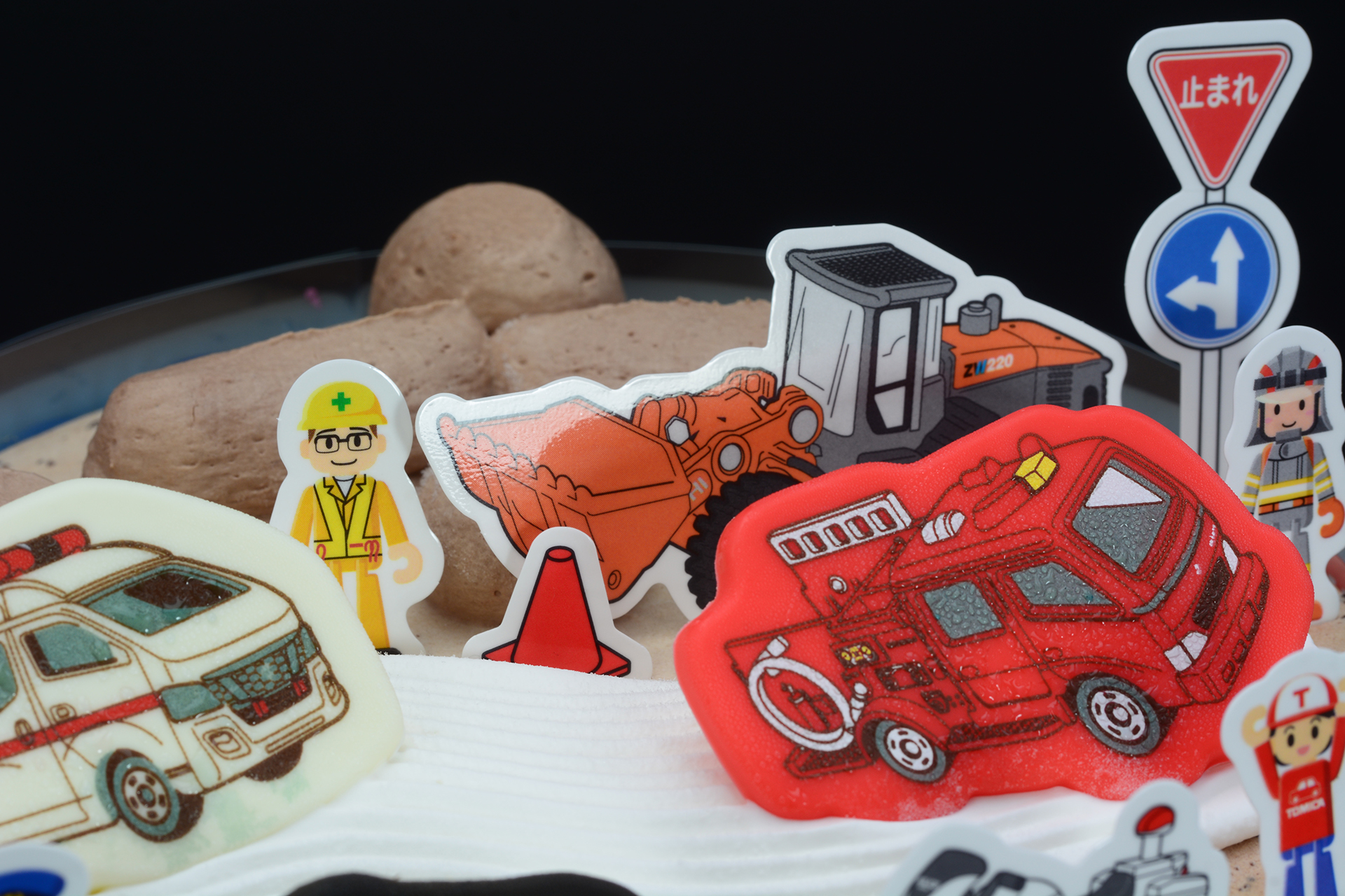 右上のチョコレートの飾りは"岩"をイメージし、ショベルカーを置くとぴったりなのだ