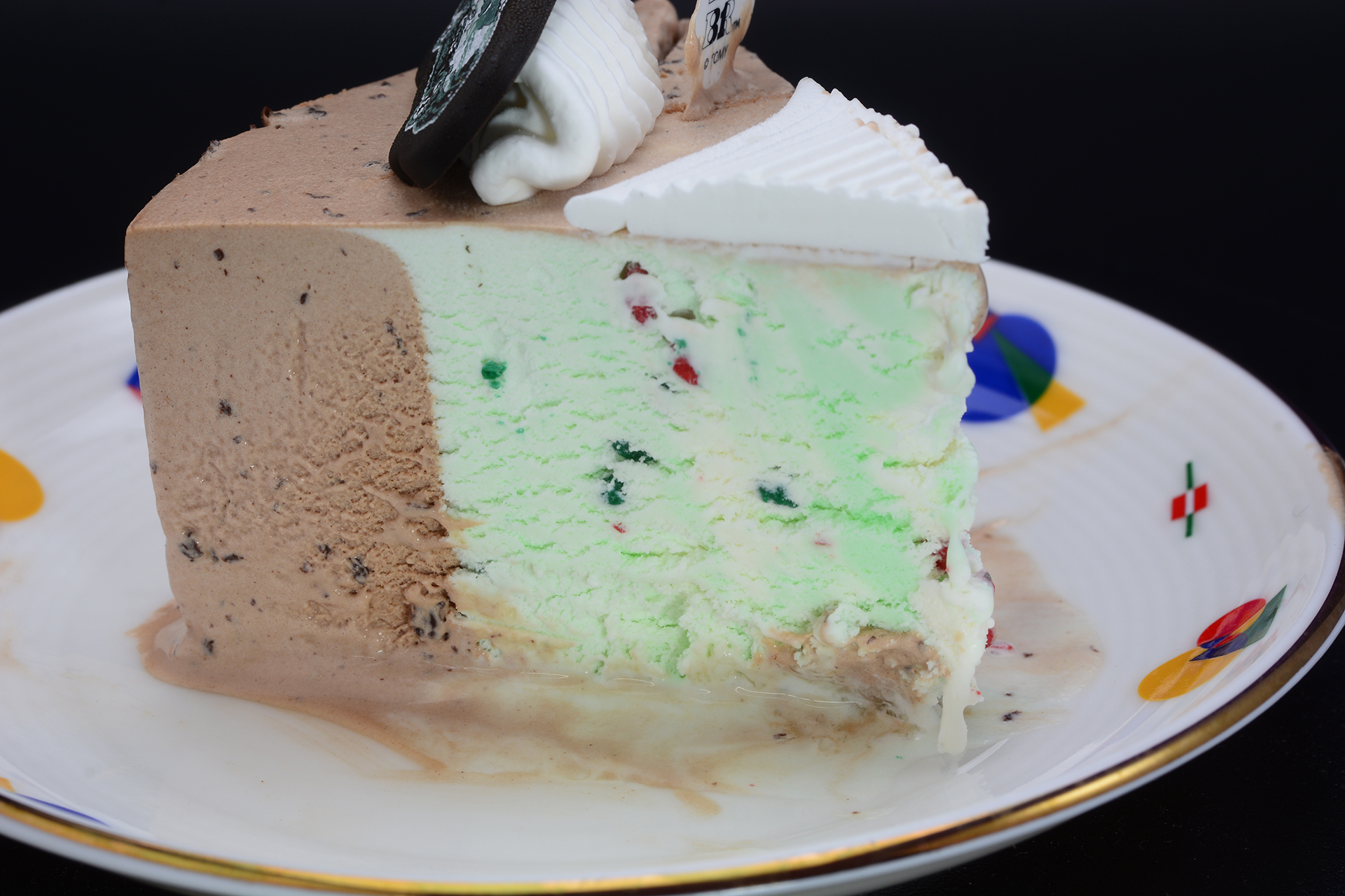 中から現れる「ポッピングシャワー」。キャンディーの歯ごたえがアクセントになっておいしさが増す