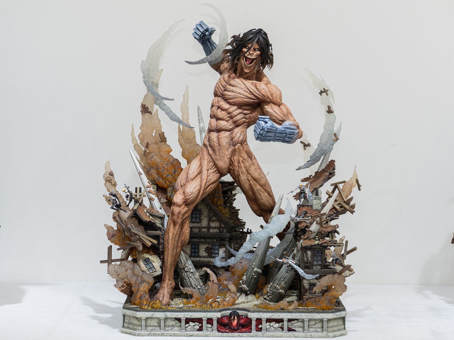 台座の細部まで損壊する家屋を造形