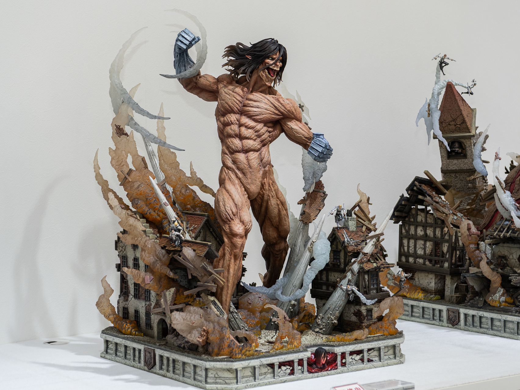 台座の細部まで損壊する家屋を造形