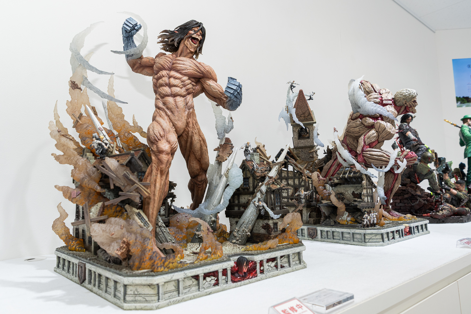 台座正面には内部をモチーフとしたエレンの造形