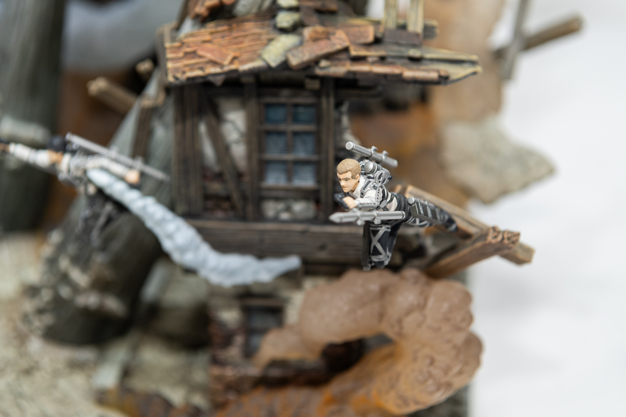 台座正面には内部をモチーフとしたエレンの造形