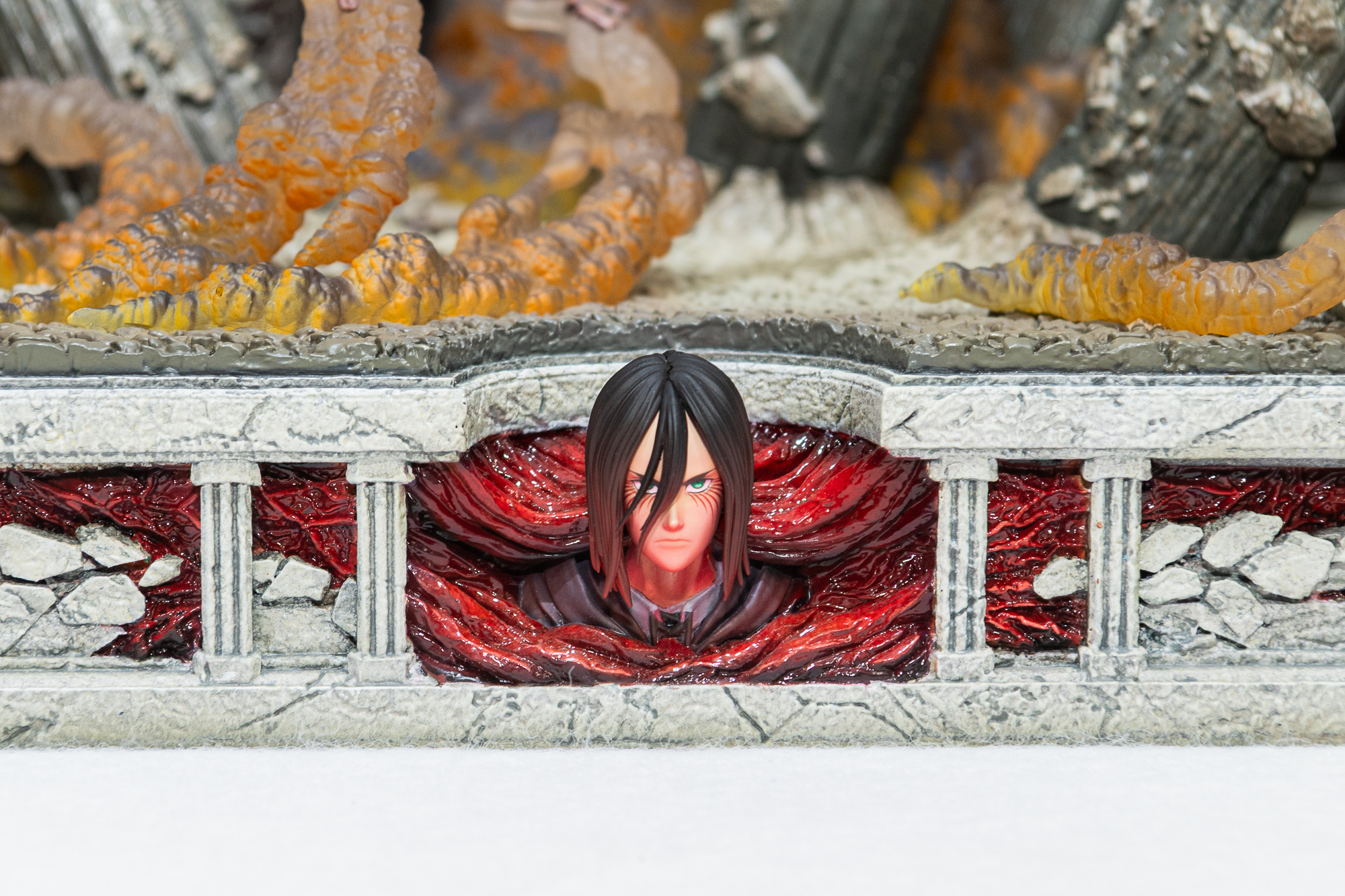 台座正面には内部をモチーフとしたエレンの造形