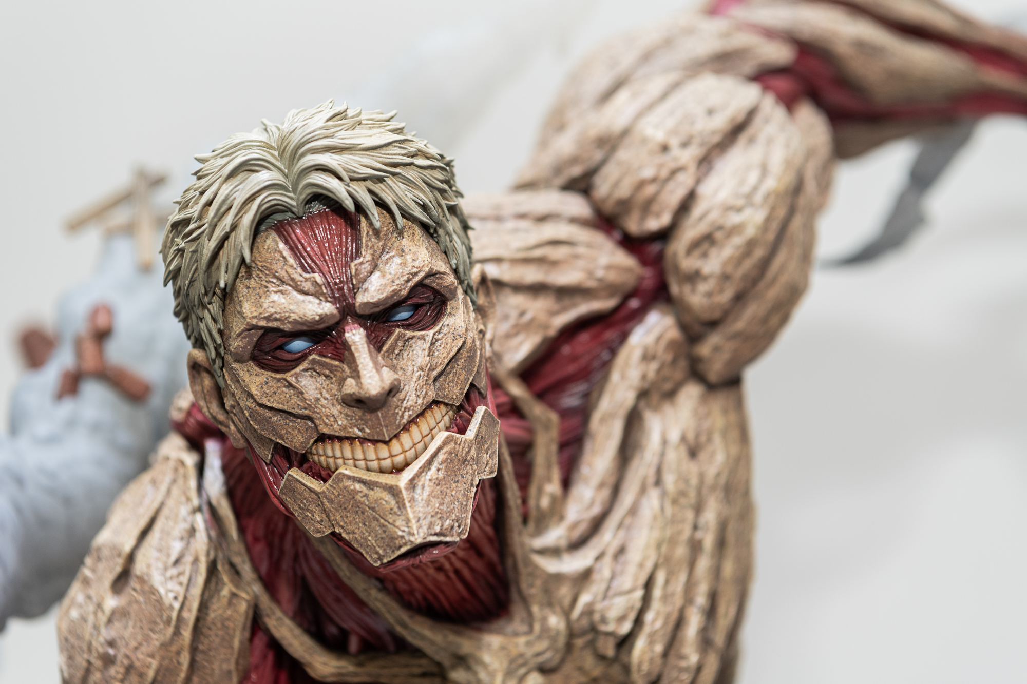 硬質な皮膚で覆われた全身を再現