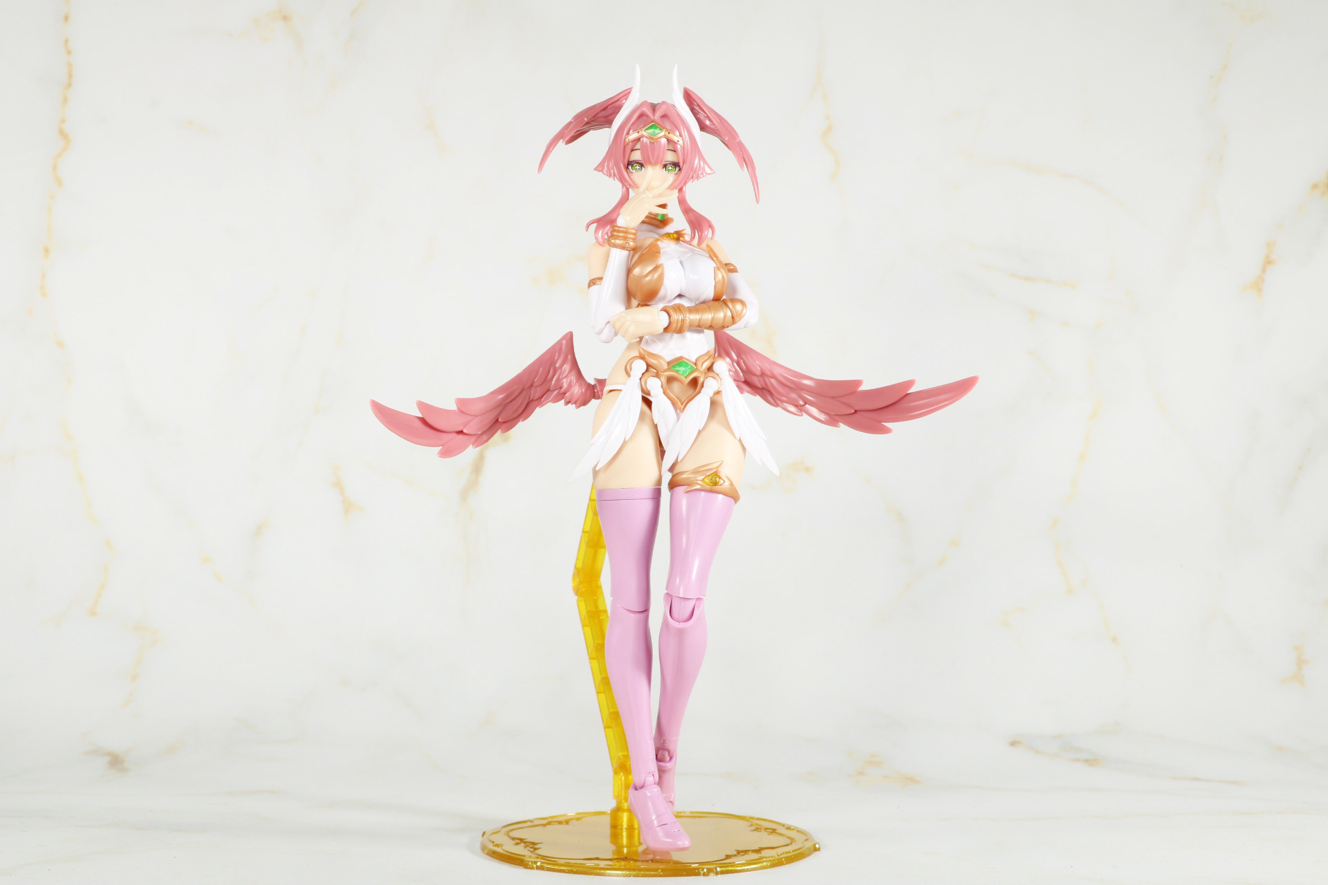 口元を隠すと視線の強さが増す