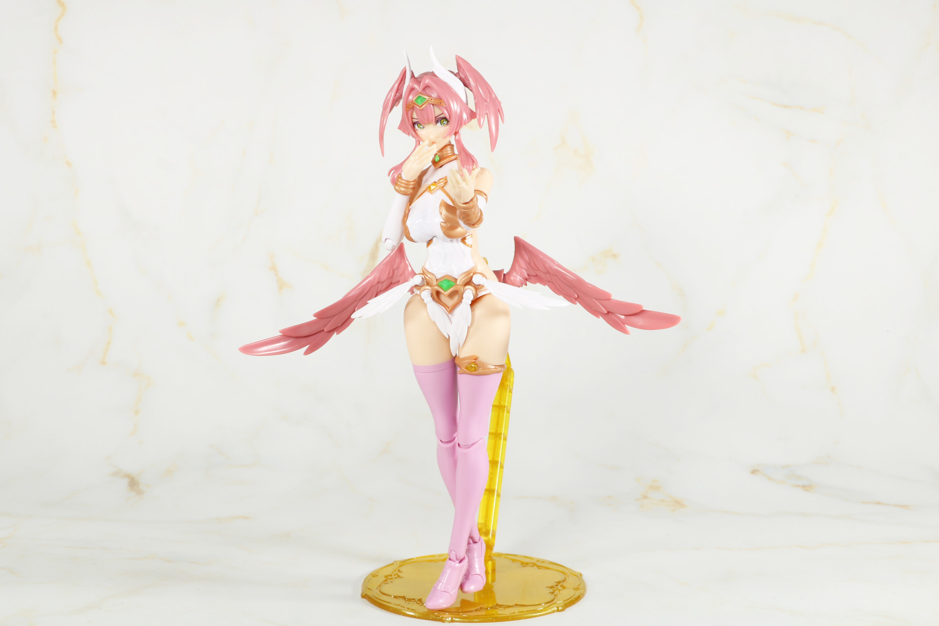 専用台座で空を飛ぶようなポーズも表現できる