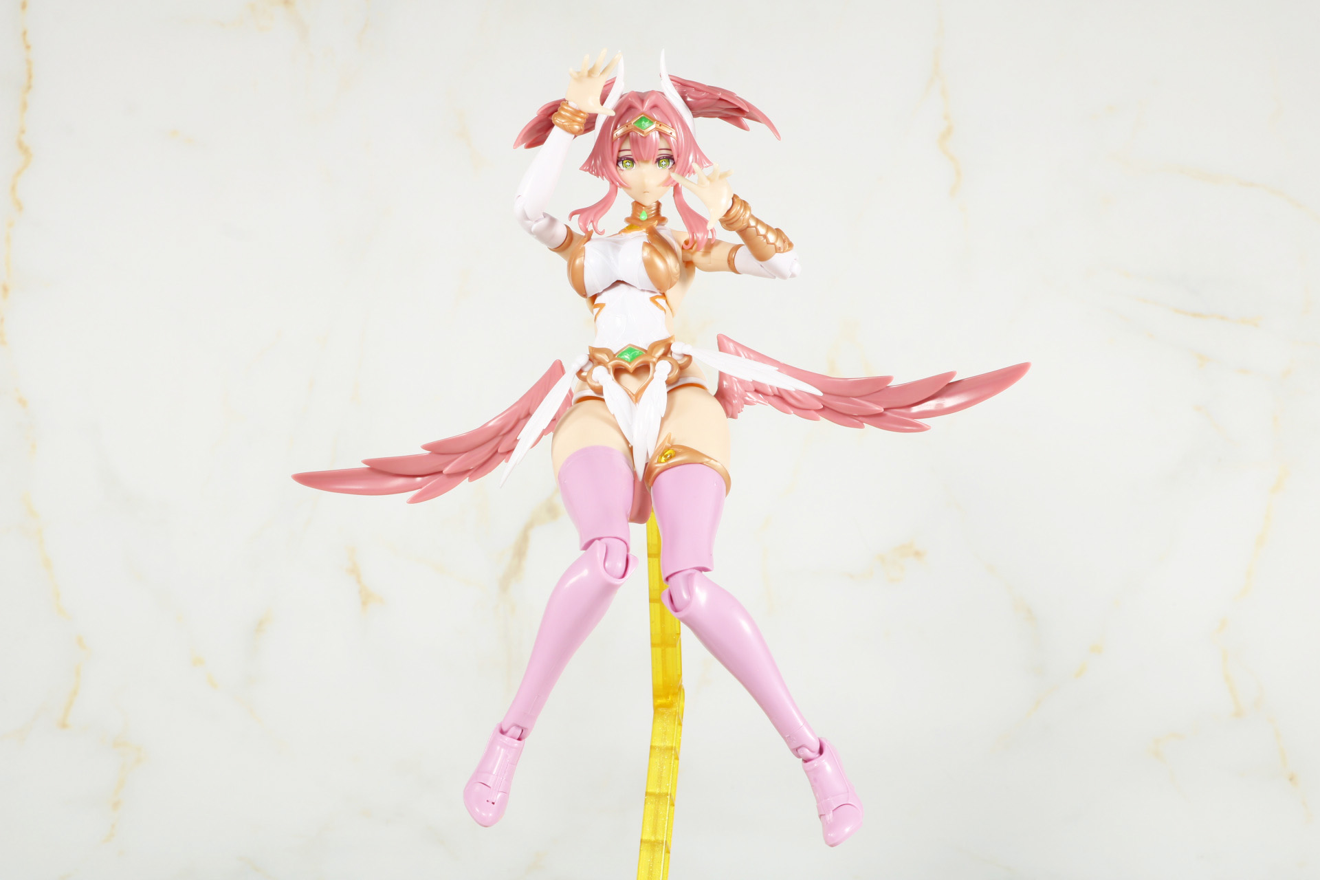 専用台座で空を飛ぶようなポーズも表現できる