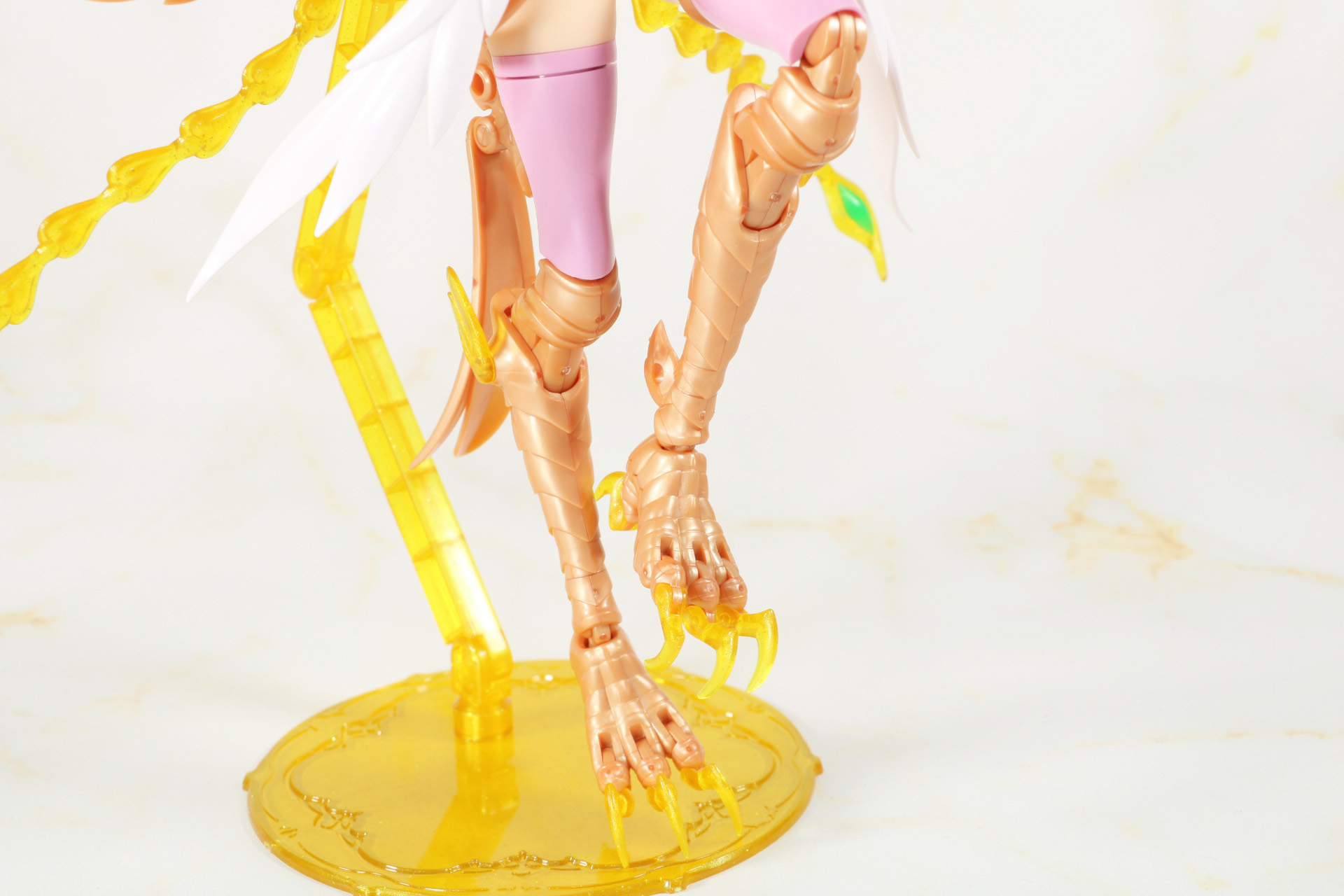 鋭い爪を有したとりのような脚