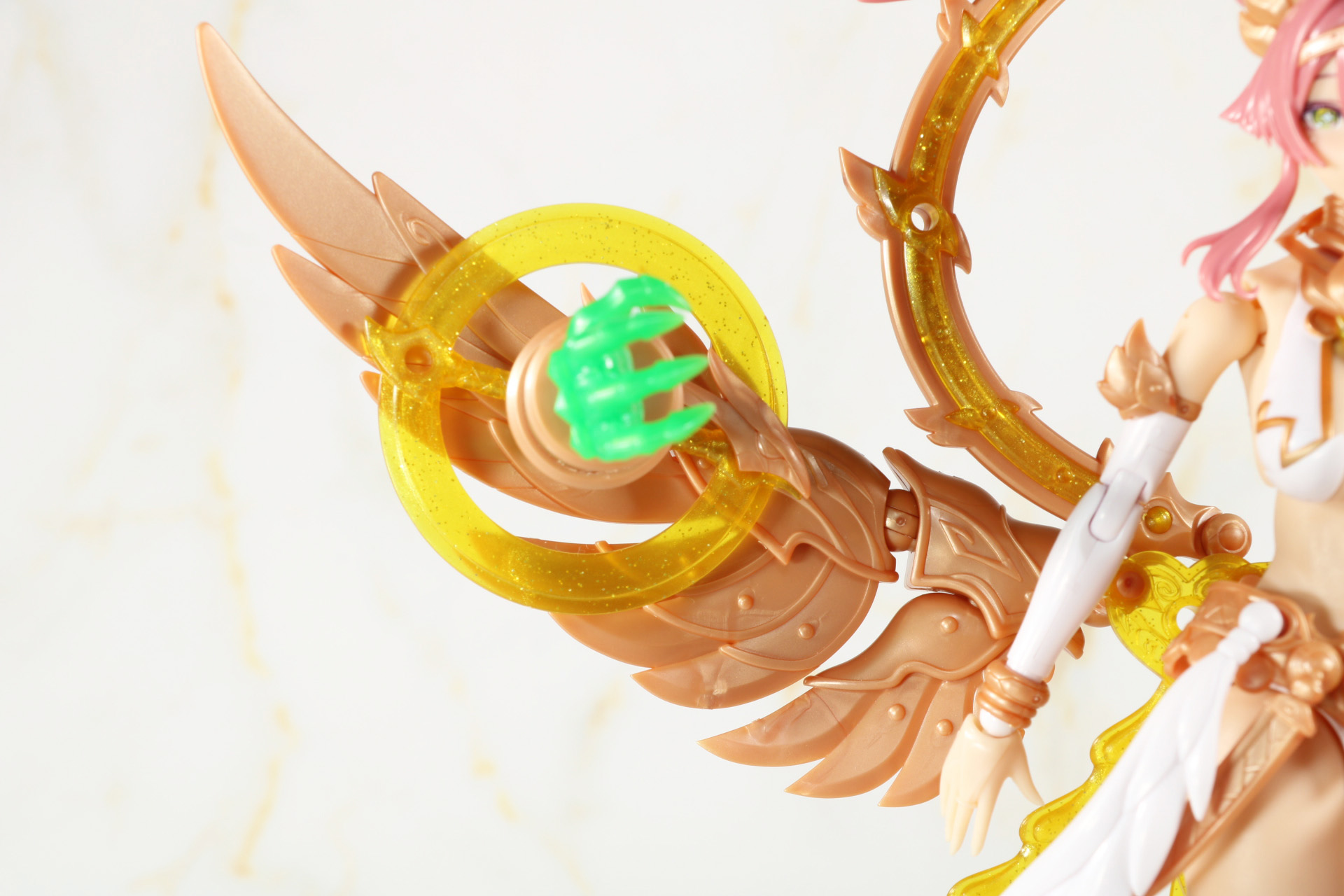 翼にチャクラム、魔人の腕を付けることもできる