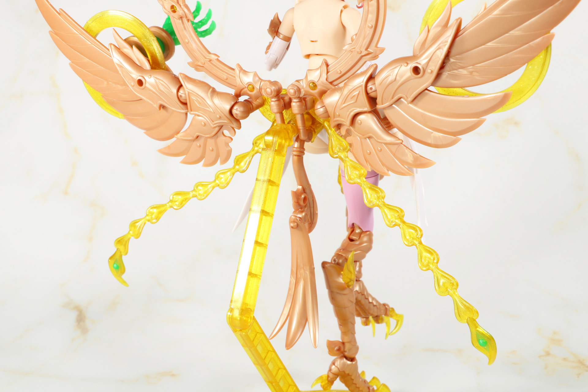 尾羽なども造形され、全体のボリューム感を上げている