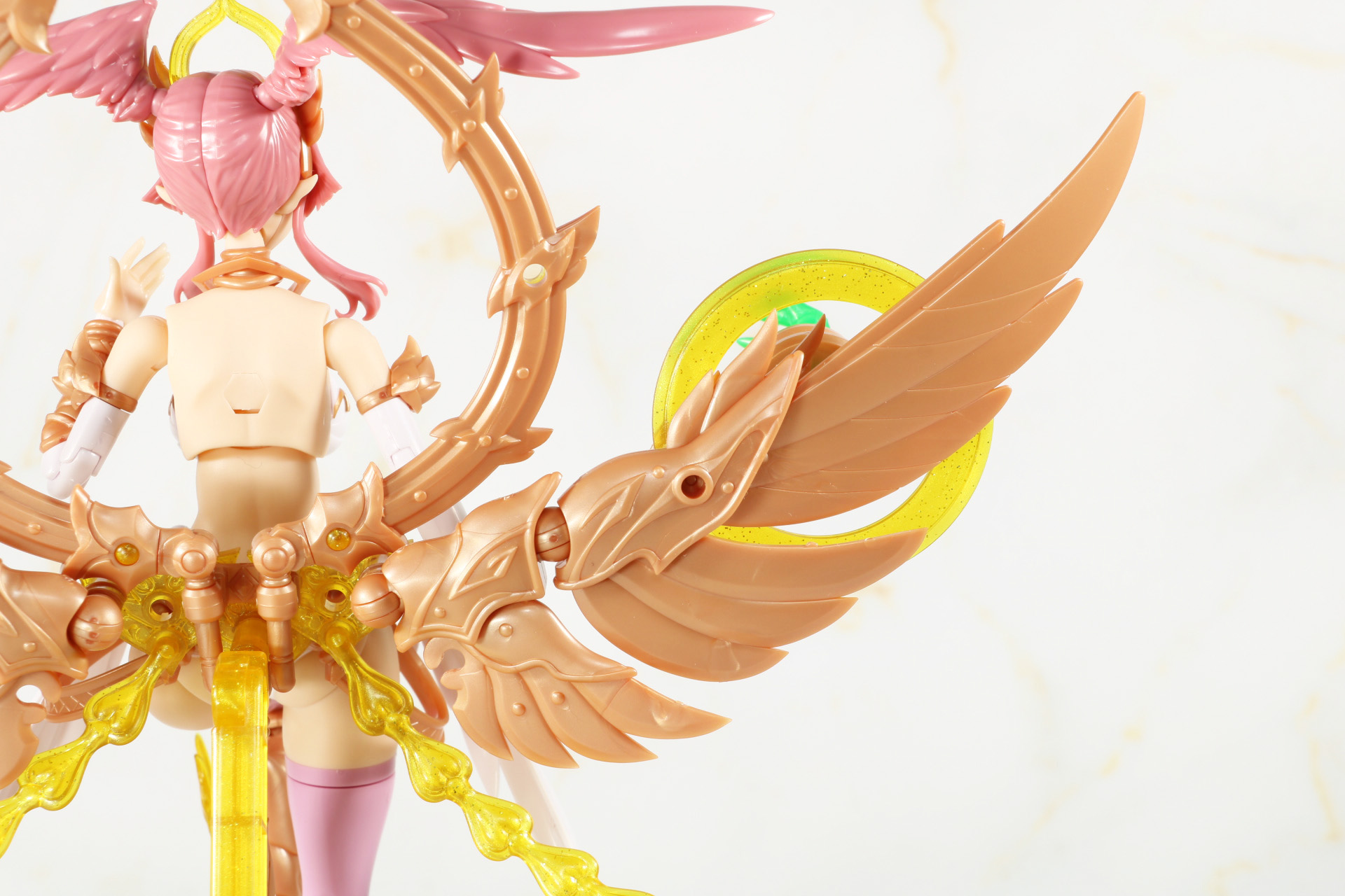 翼は鎧のような堅牢さ、エッジのきいたデザイン