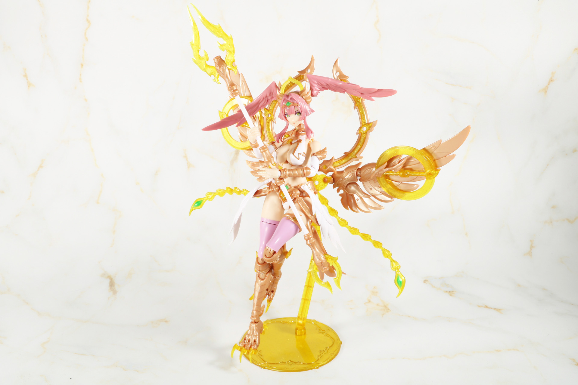 両刃槍を持ったポーズ