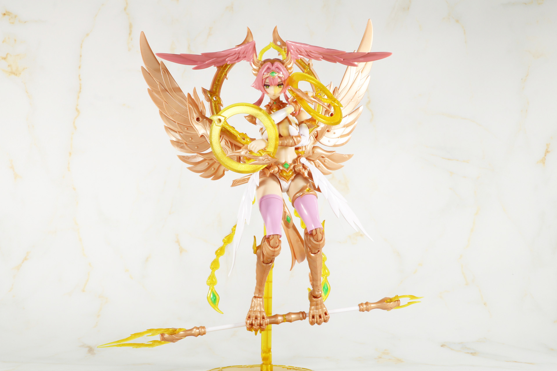 チャクラムを手にした状態。槍を足の爪で持たせることもできる