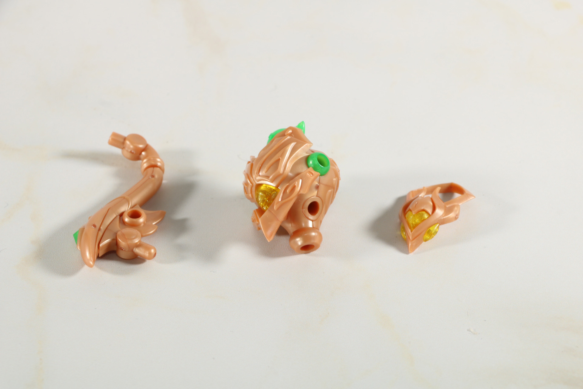 尾羽パーツの一部、魔人型使い魔の胴体、ネックレス