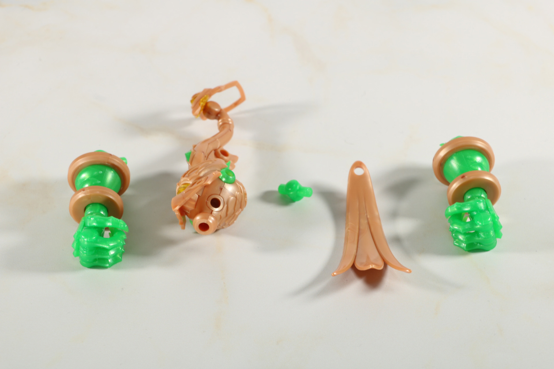 魔人型使い魔の両腕、胴体パーツ、ジョイント、尾羽パーツの一部