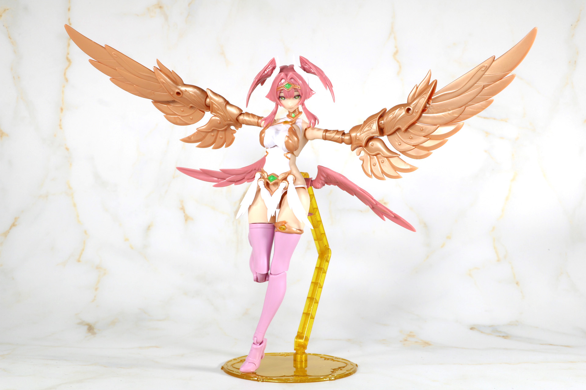 ジョイントパーツとウィライズモードの翼を使用して両腕を翼としたハーピーのようにすることができる