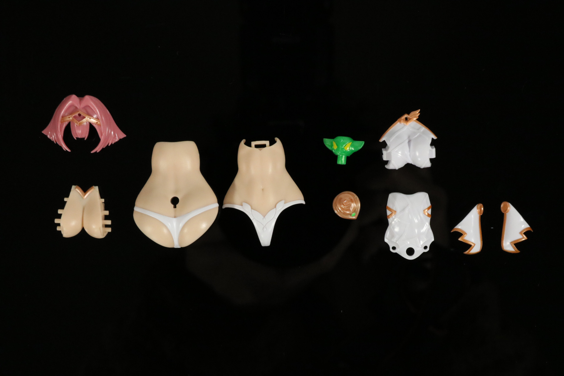 フェイスパーツ4種、塗装済みパーツ