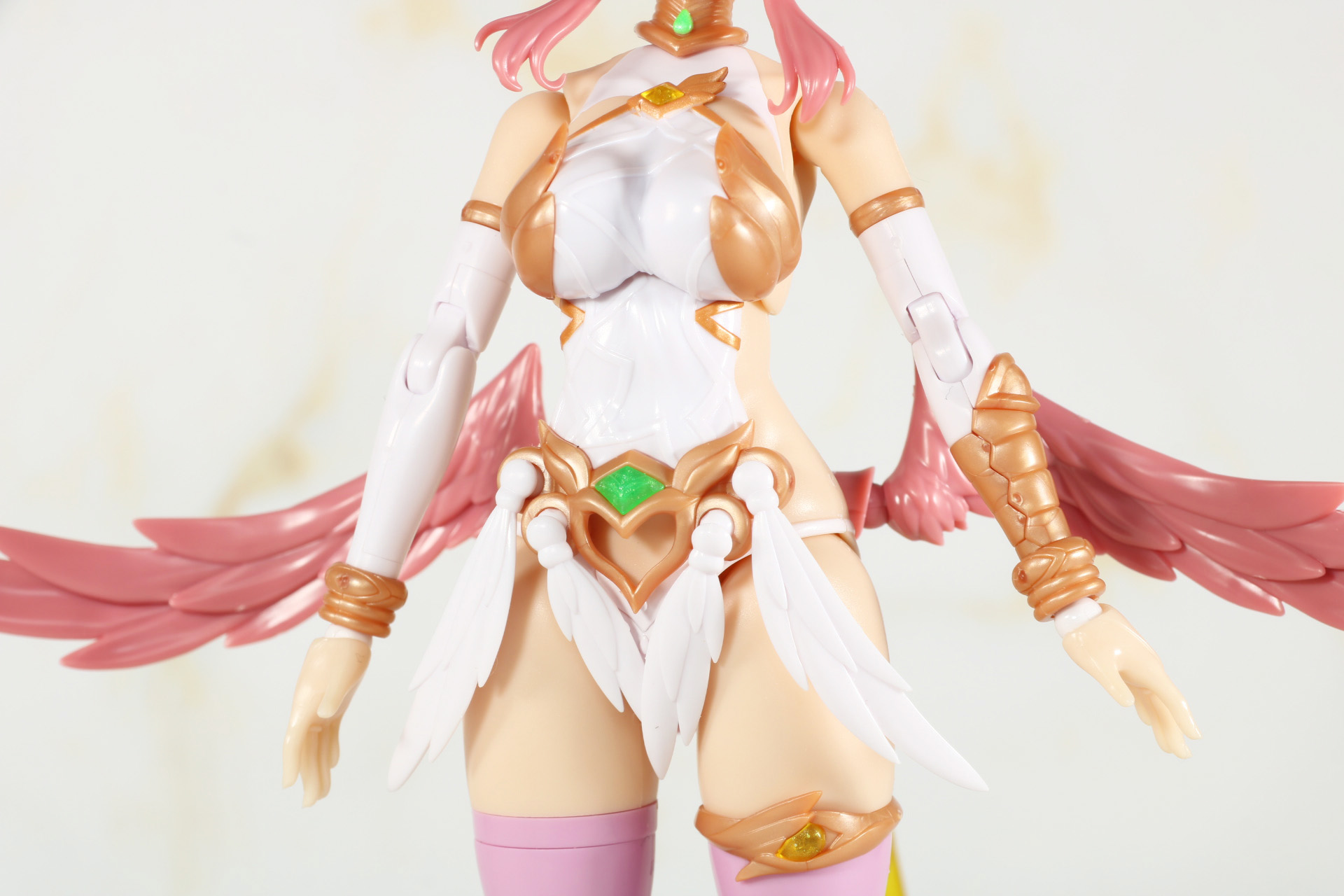 装飾など細かな造形にゴールドのカラーリングが存在感を放つ