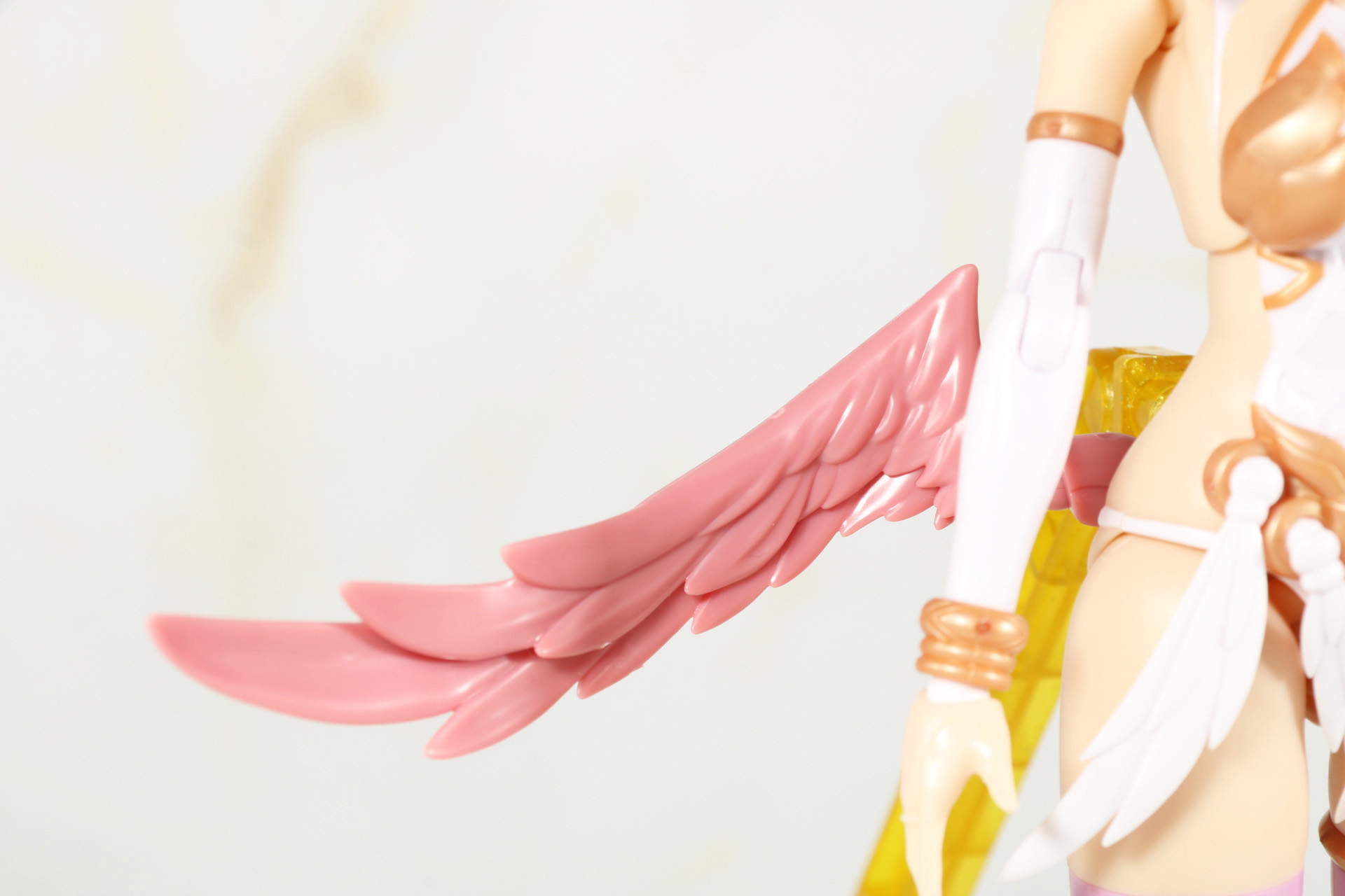 翼はスマートなシルエットで羽の造形が細かく表現されている