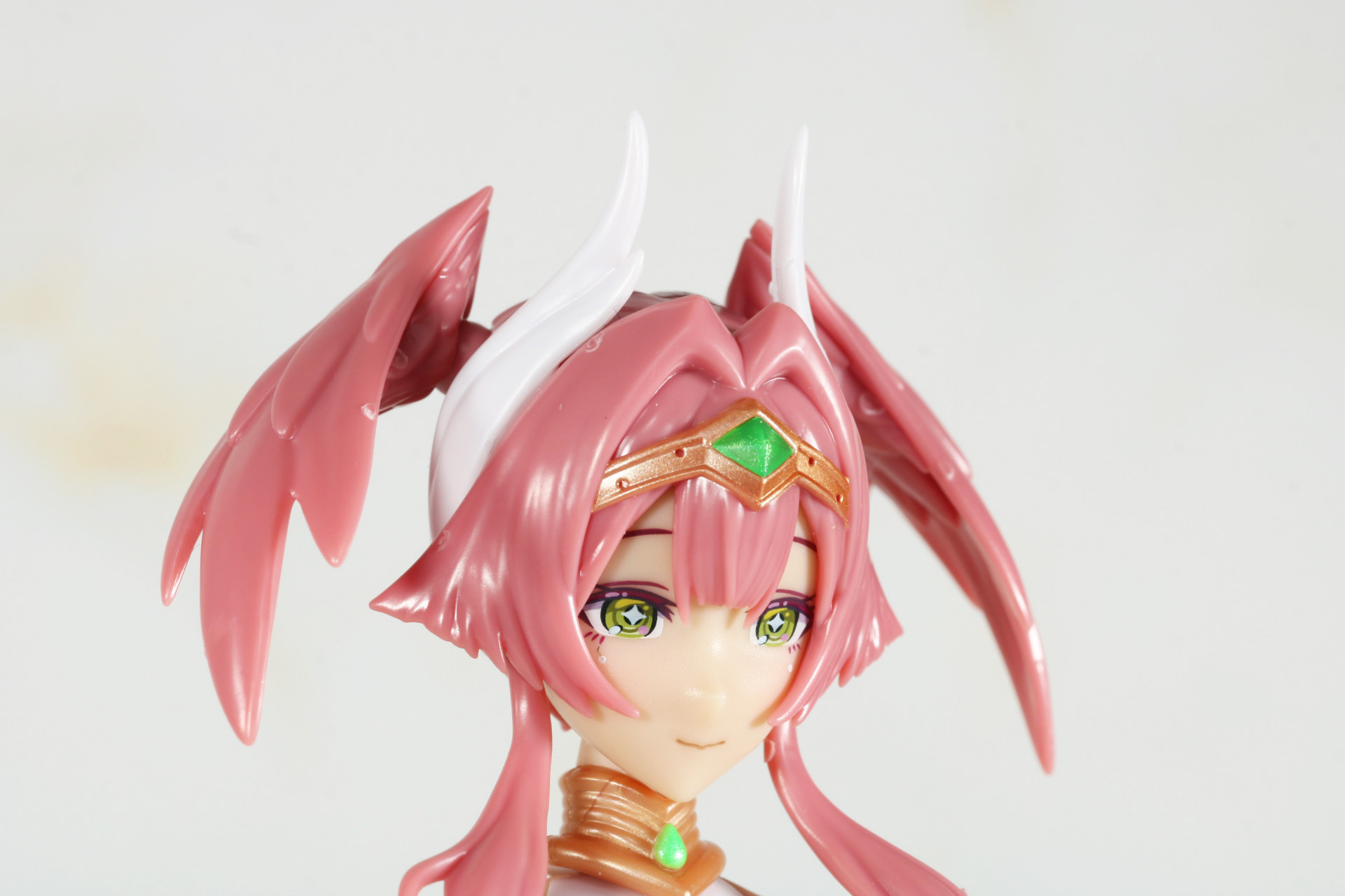 頭部の飾り、羽なども細かく造形