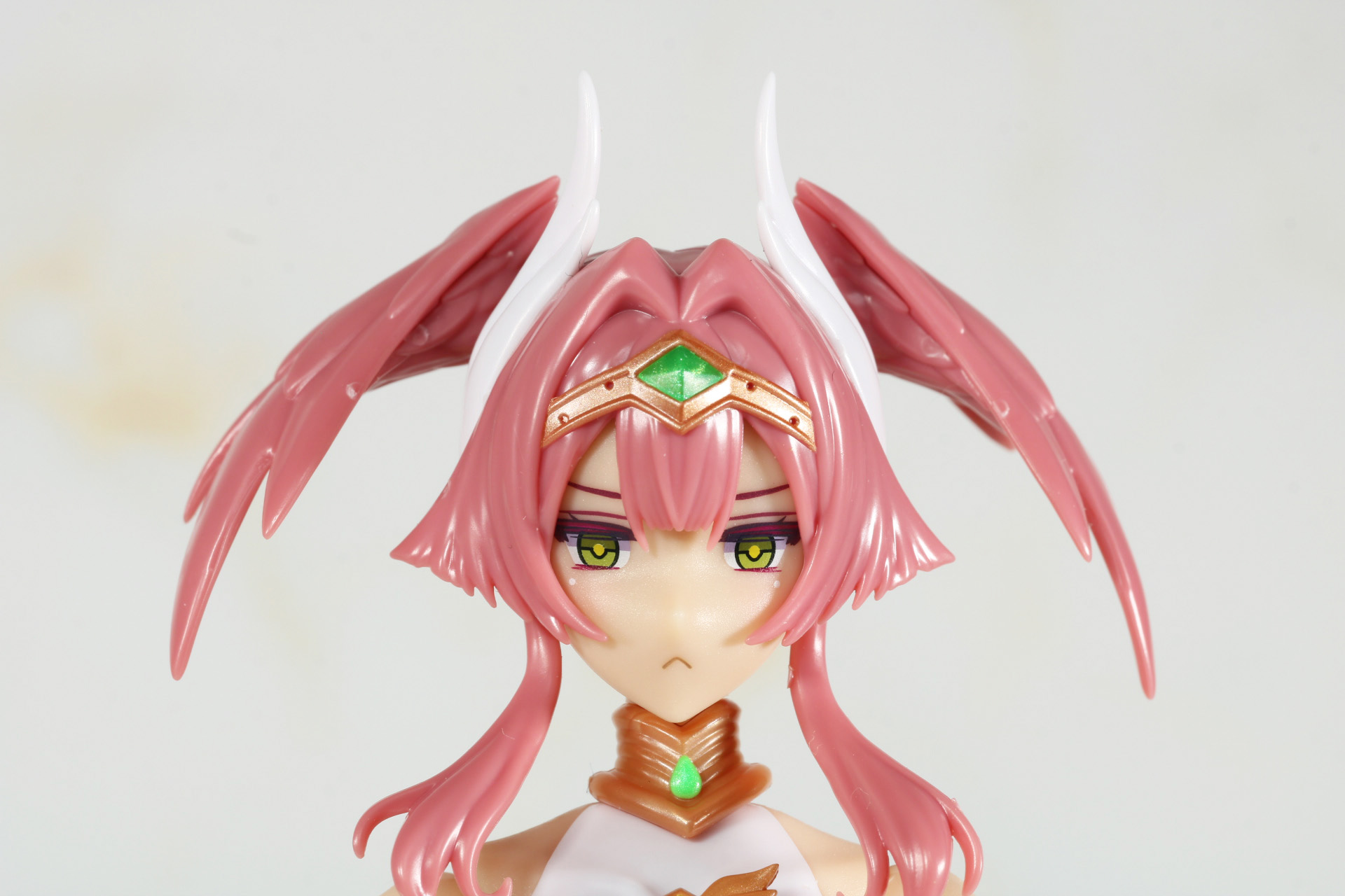 いぶかしむようなジト目