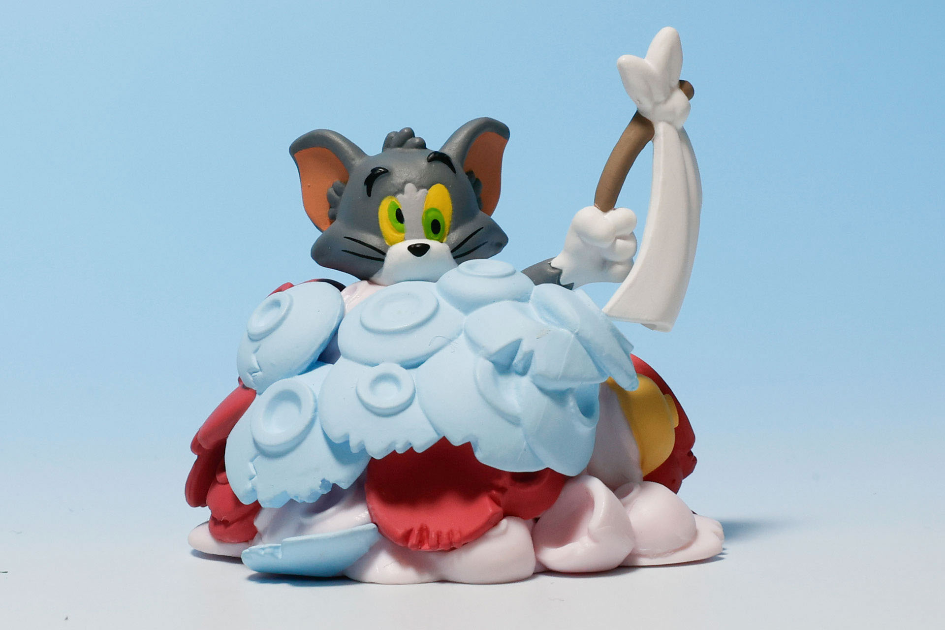 大量の食器の山に埋もれるトム