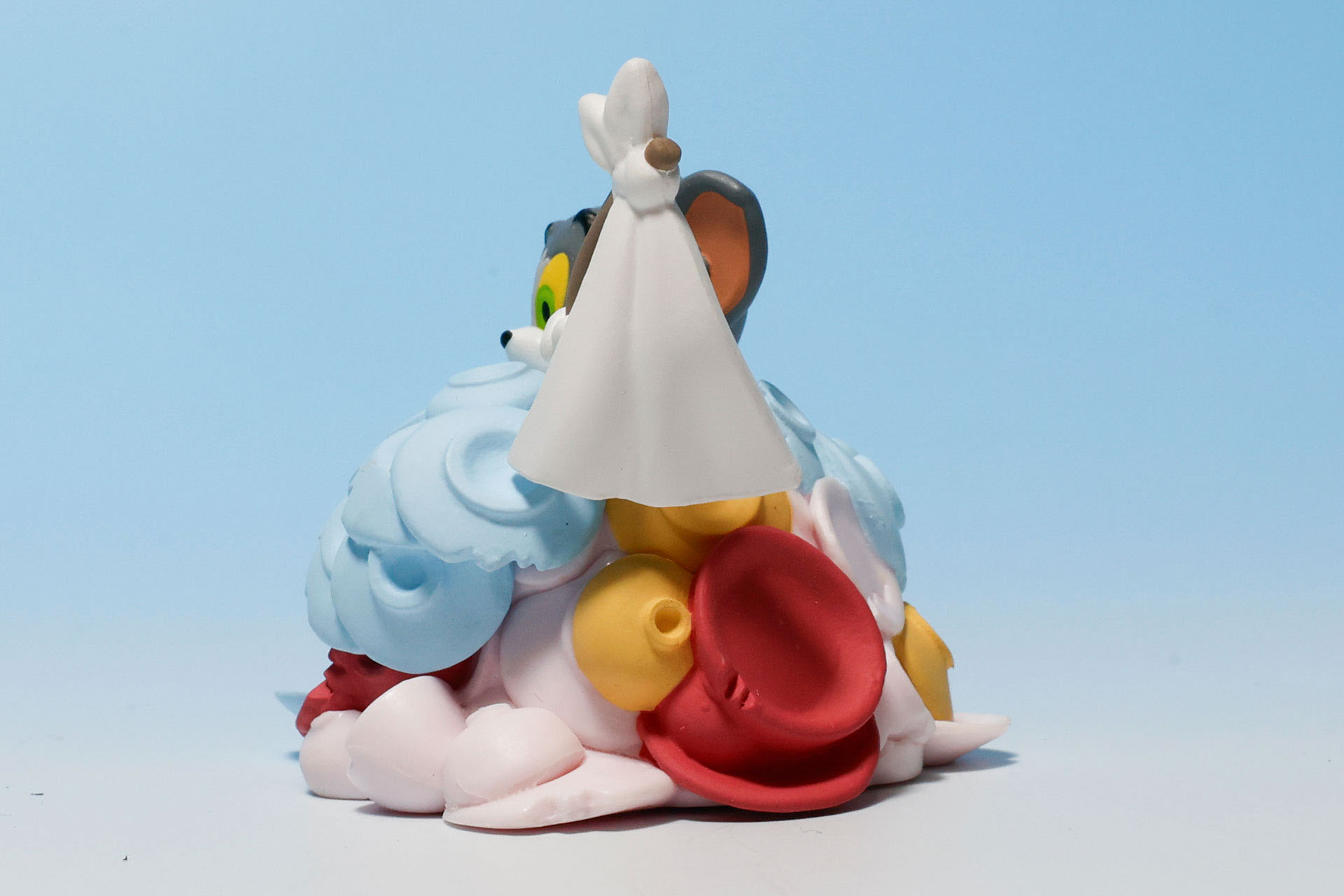 食器も色とりどりだ