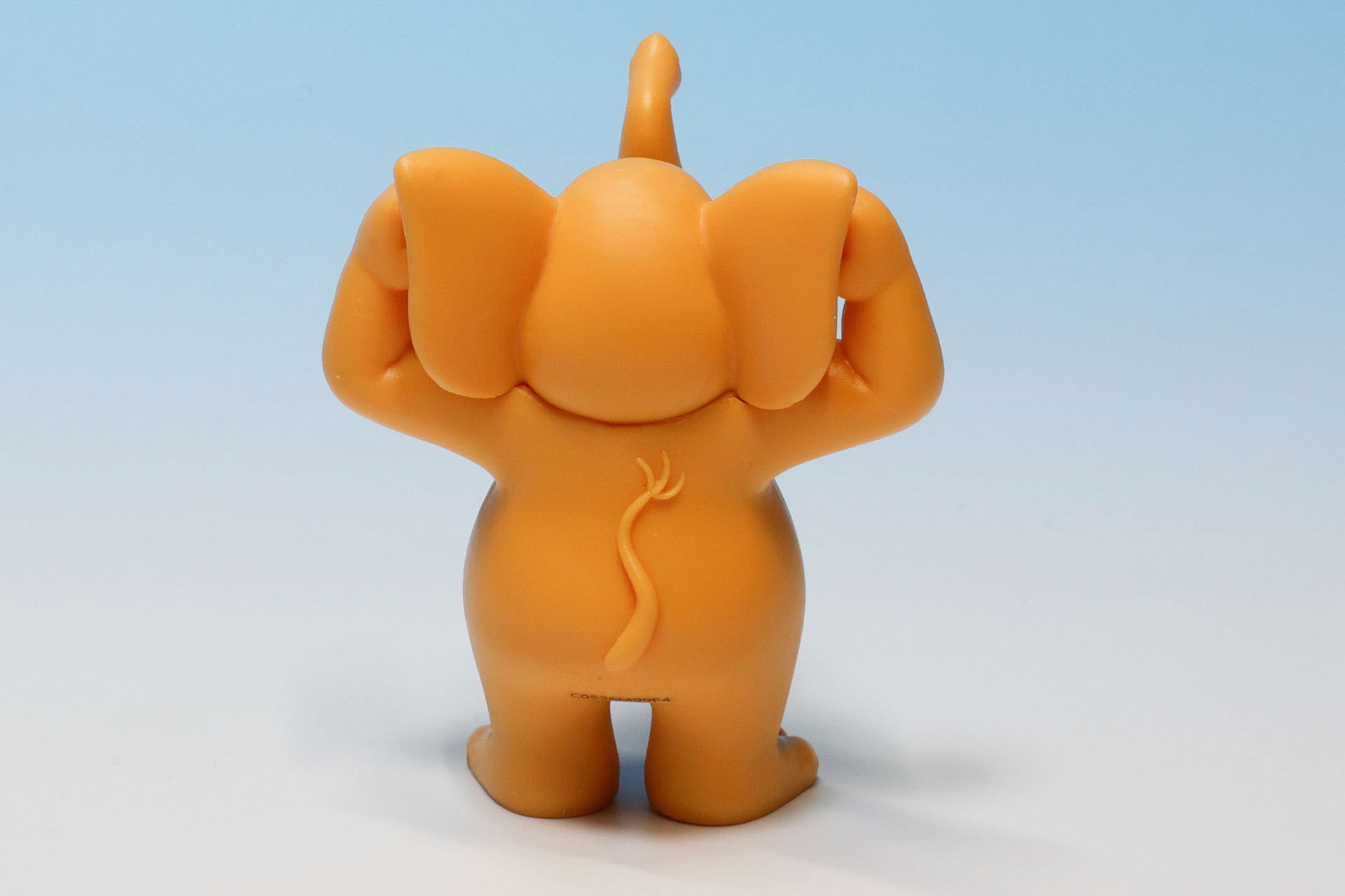 後ろ姿からもゾウとわかる