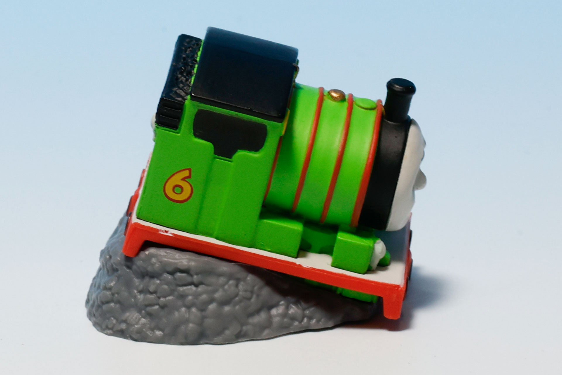 脱線して傾いたような姿になっている