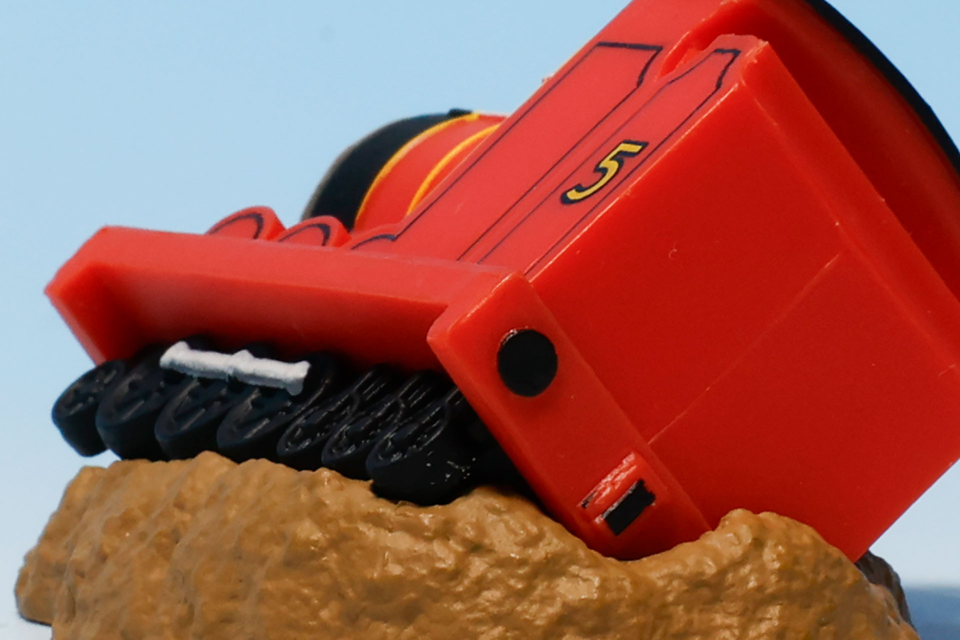 車両のかなりの部分が土に埋まっている