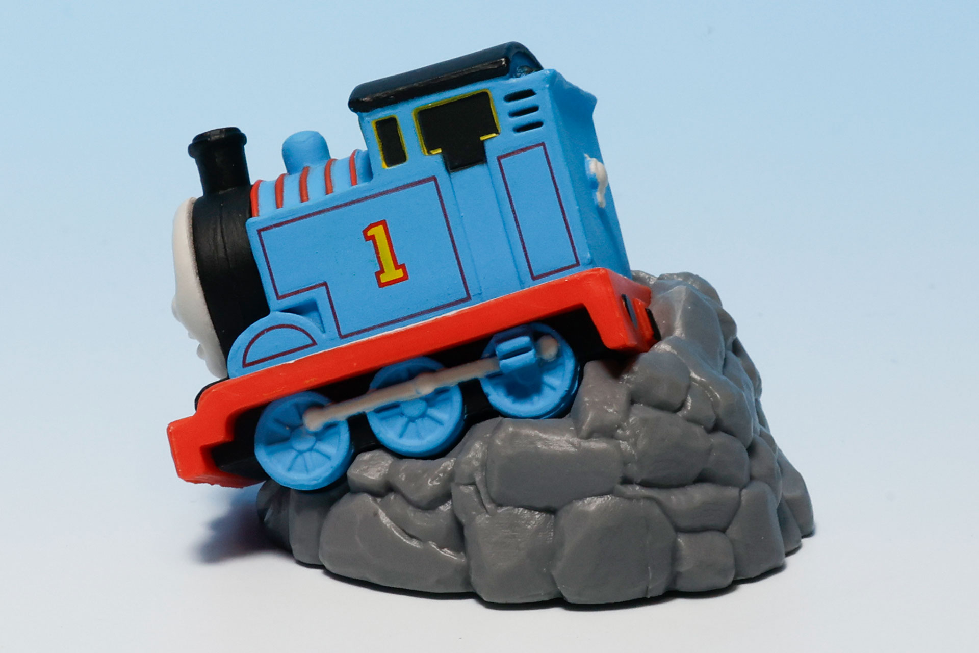 車両の前方が落ちているような形だ