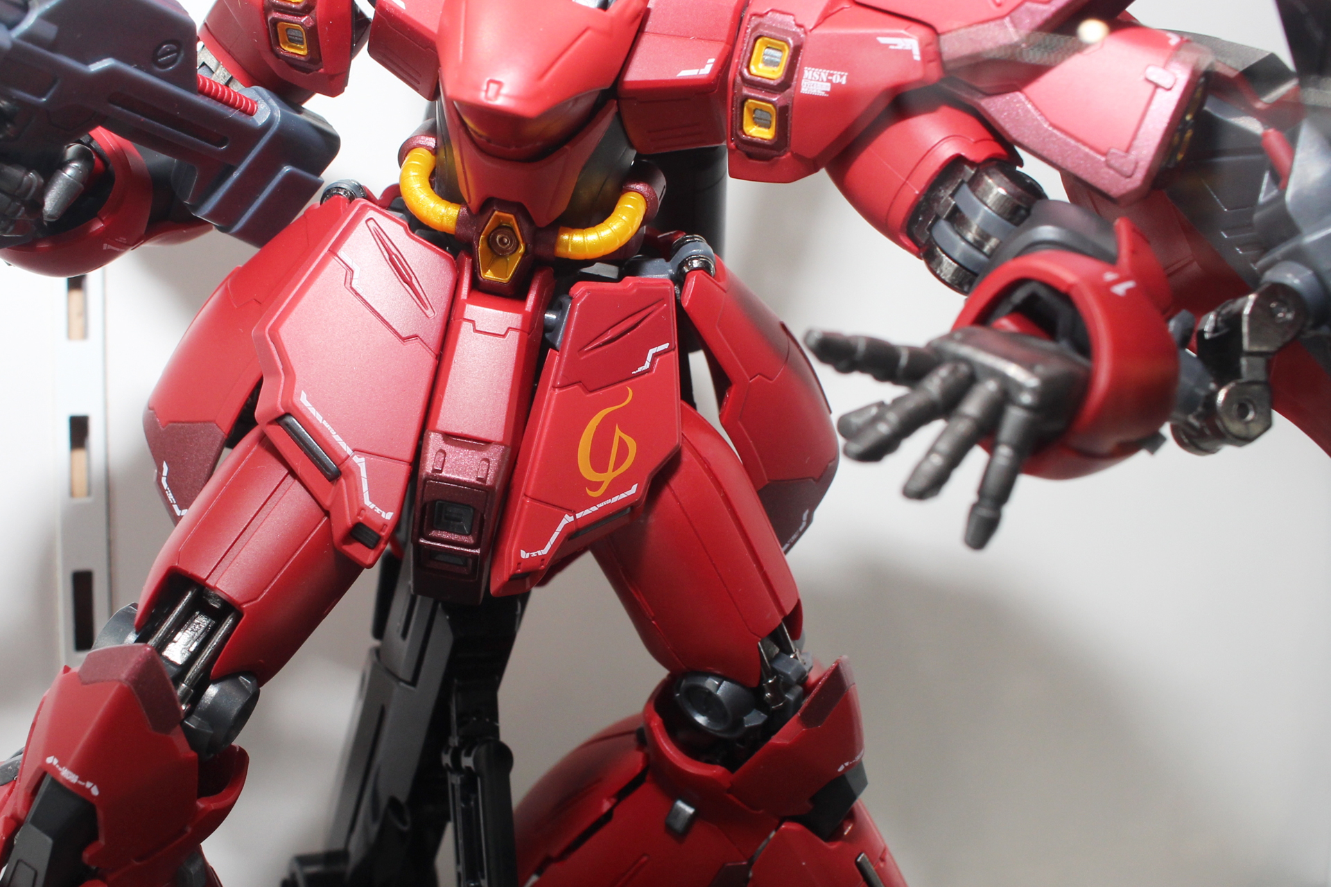 関節の各種にはメッキ処理されたダイキャストパーツが覗いている