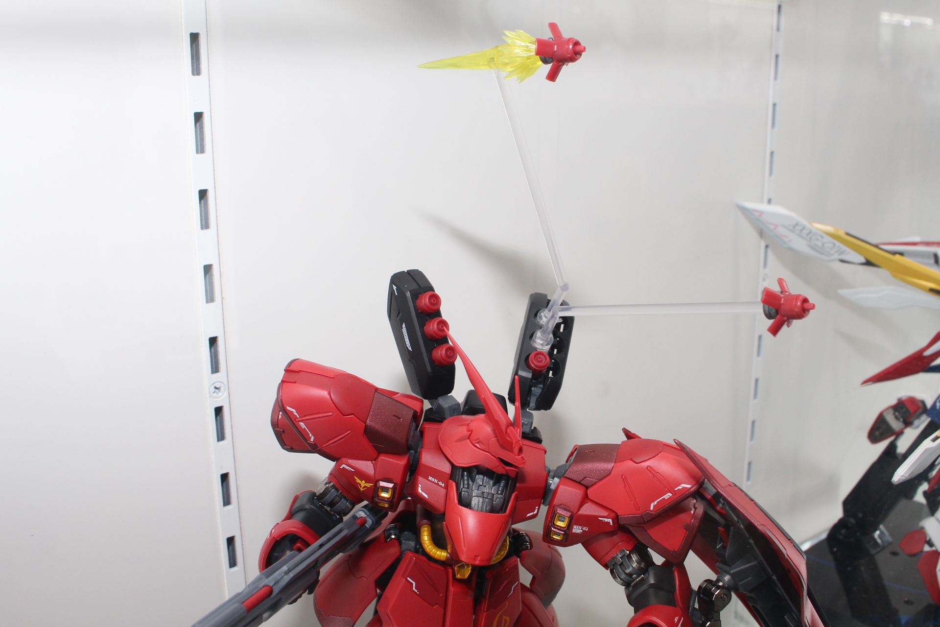 エフェクトや支柱を使えば、ファンネル使用時のポージングも可能