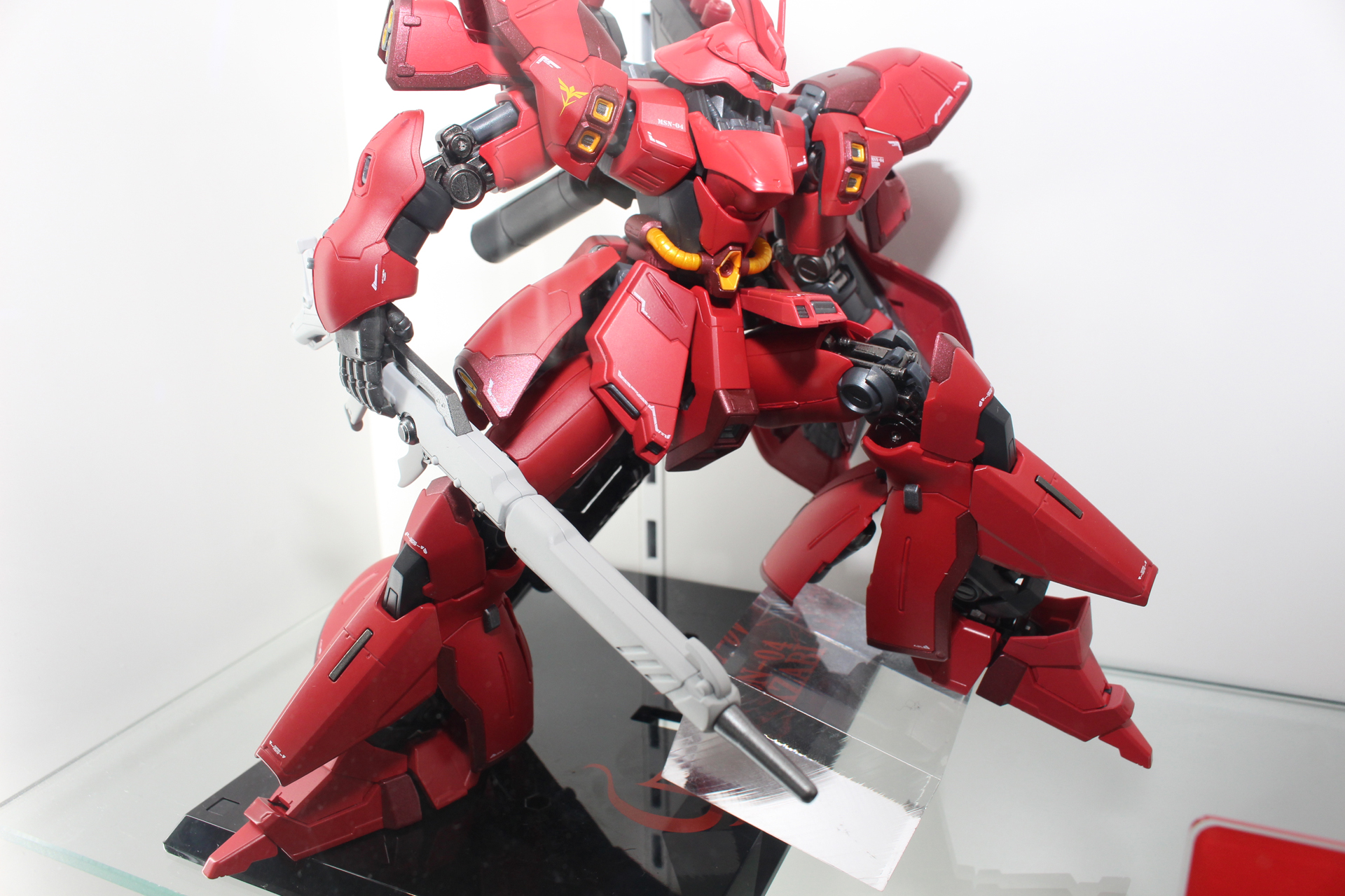 ロング・ライフルを装備させることで、サザビーの象徴的な出撃イラストの姿も再現できる