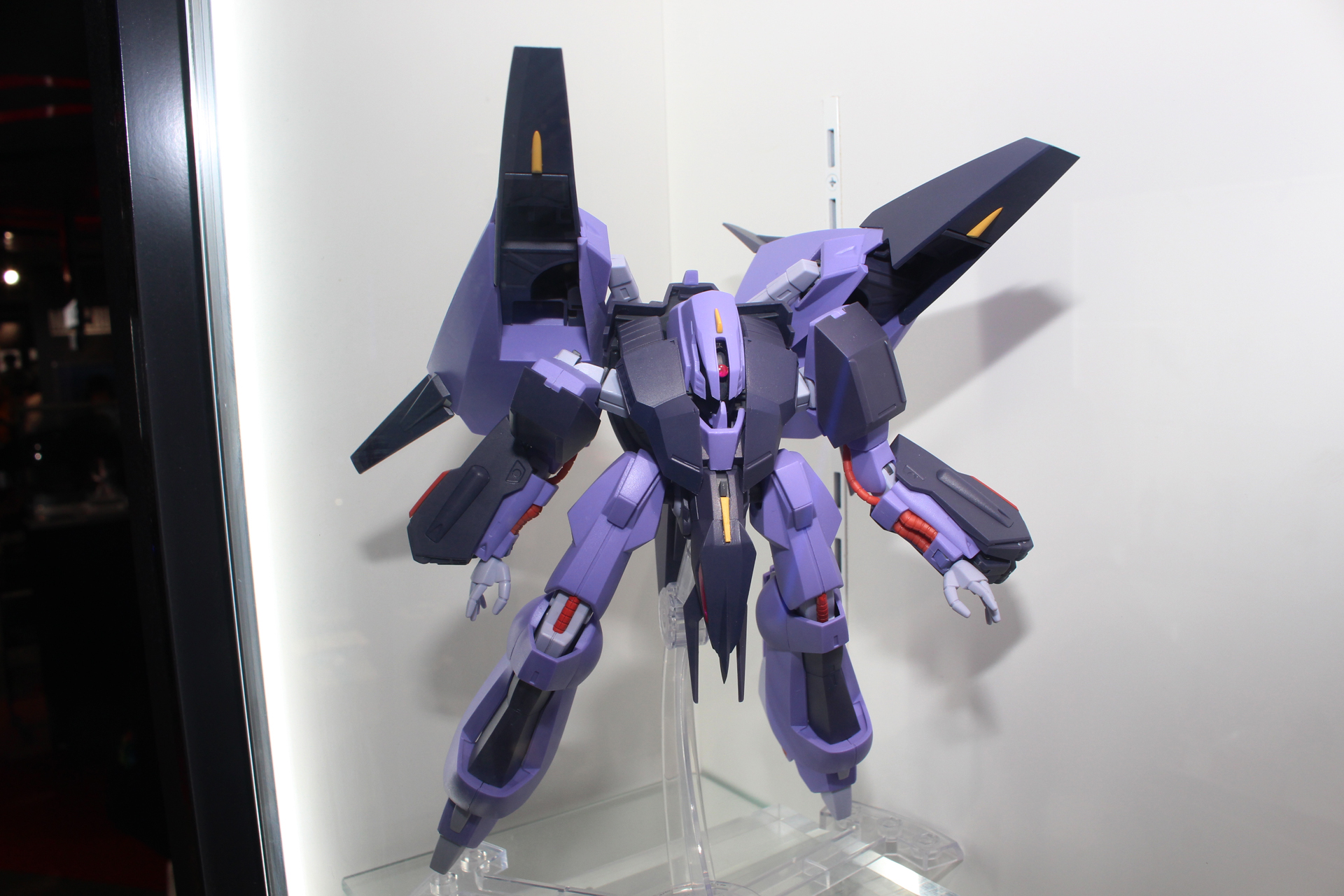 可変MAメッサーラを忠実に立体化。こちらはMS形態となる