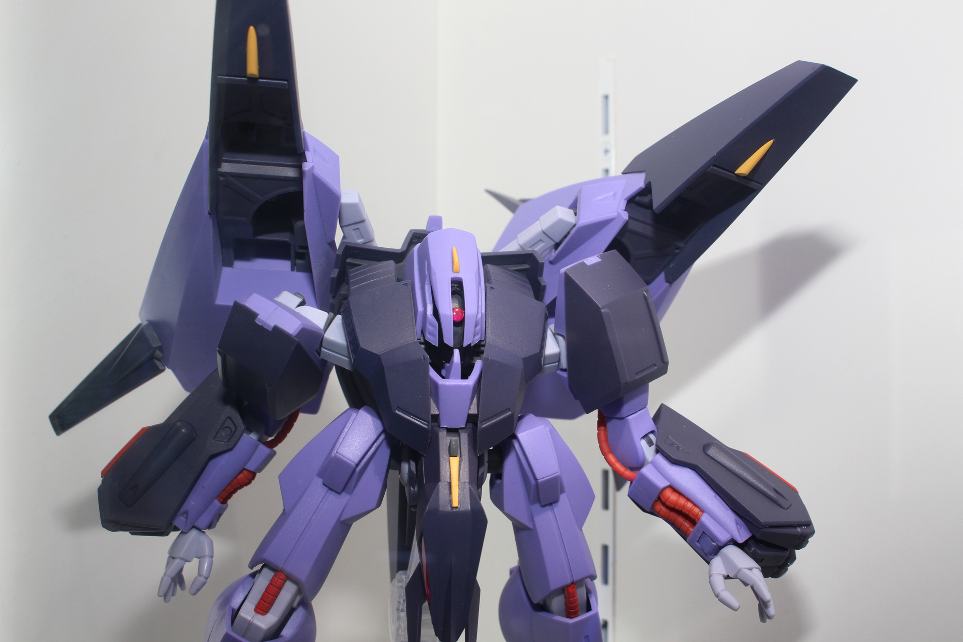 このスラスターが機体の存在感を強めている。モノアイはレールに沿って可動するギミックあり