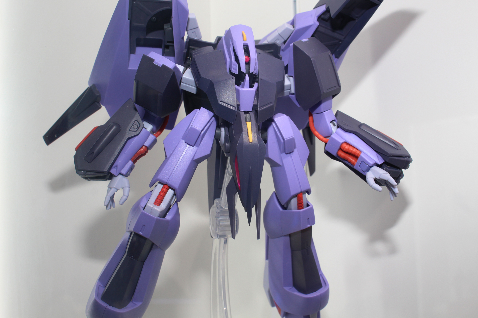 設定画の直線的なプロポーションを押さえつつ、各所を伸縮させることにより、人間型MSらしいしなやかなポーズを取らせることが可能に