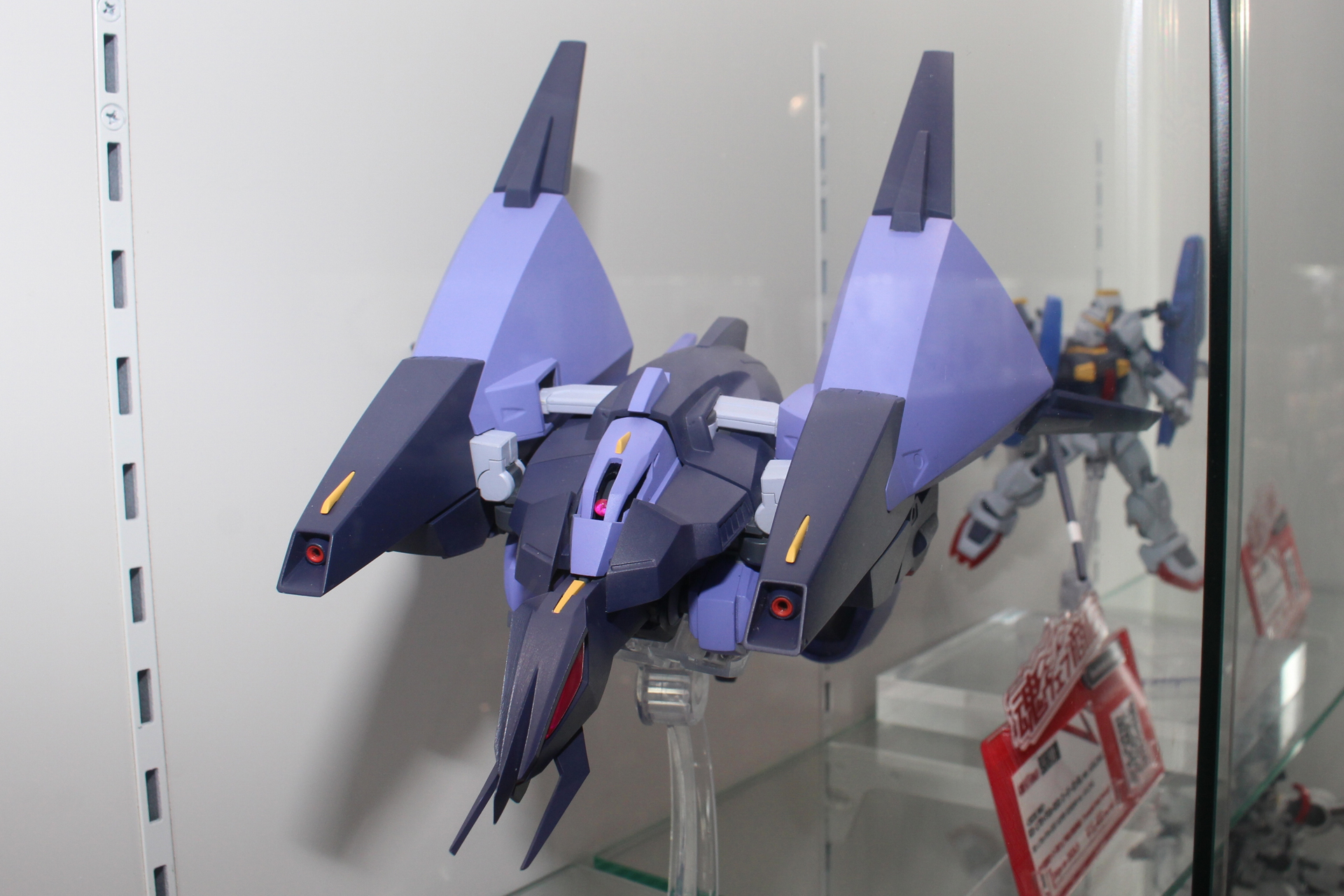 こちらはMA形態。鳥のようなシルエットが特徴で、MS形態からパーツ差し替えなしで変形が可能