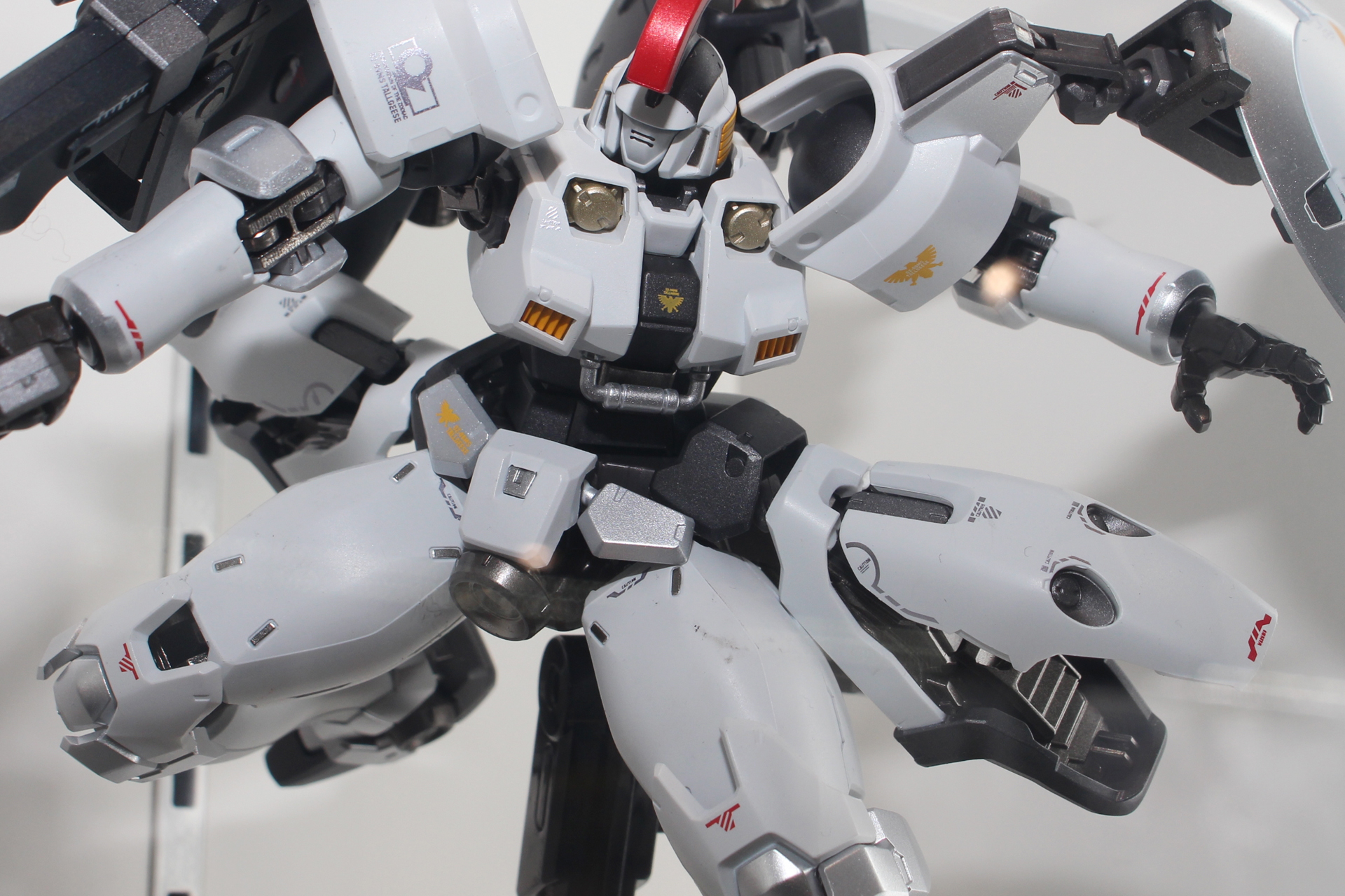 マットなホワイトとメタリックなシルバーがメインの機体カラー。登頂部の飾りのレッドがアクセントになっている