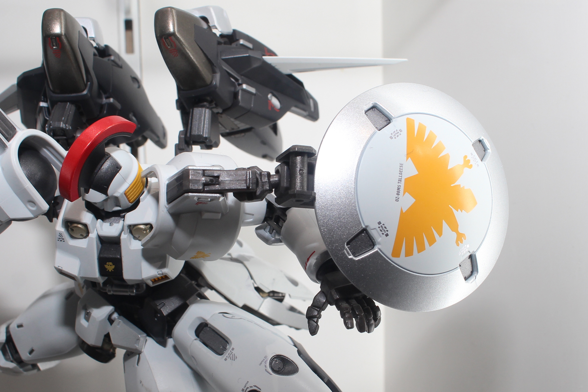 シールドにある鳥をモチーフとしたエンブレムも印象深い