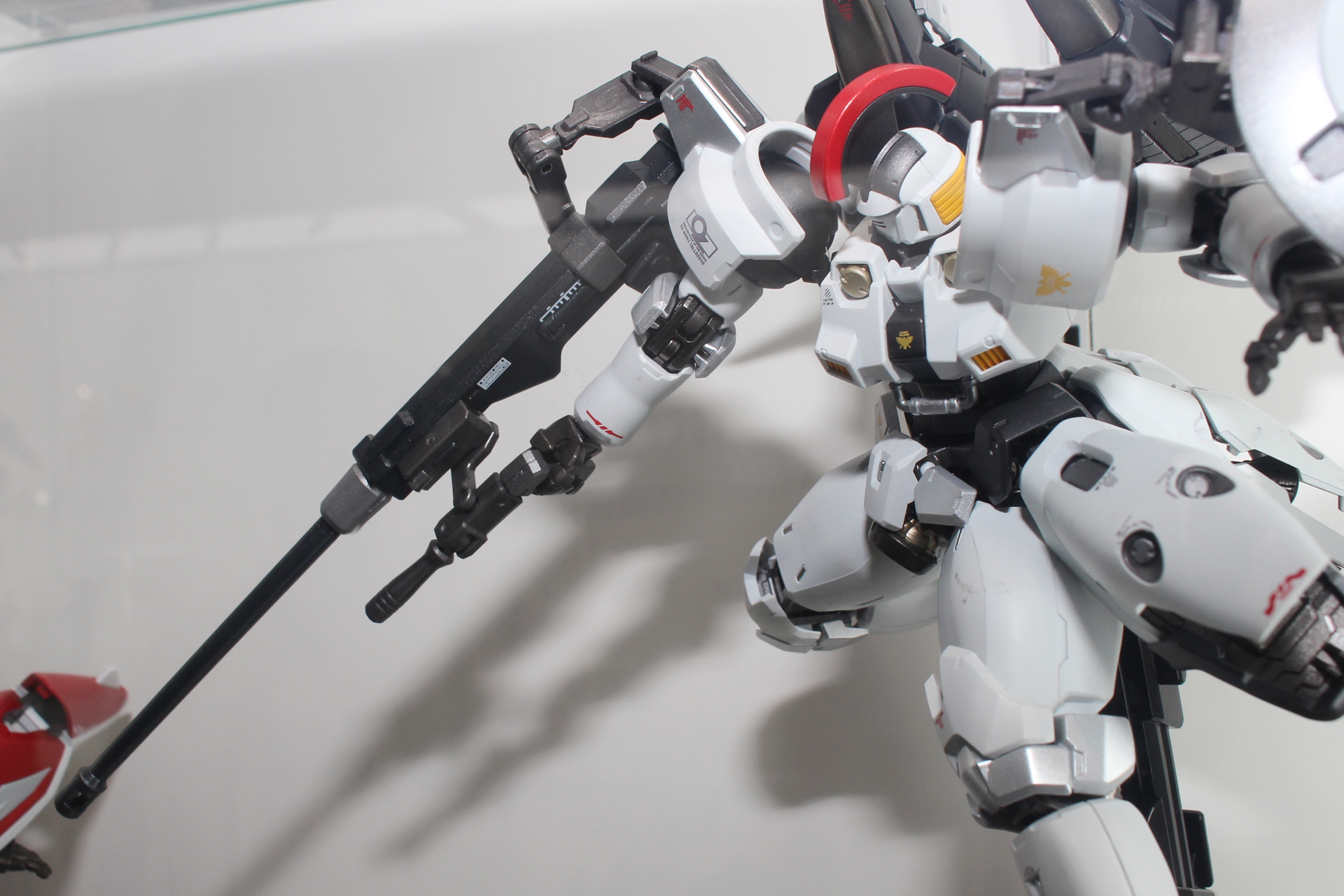 肩にアームで繋がったドーバーガン。専用の持ち手とアームの角度で
