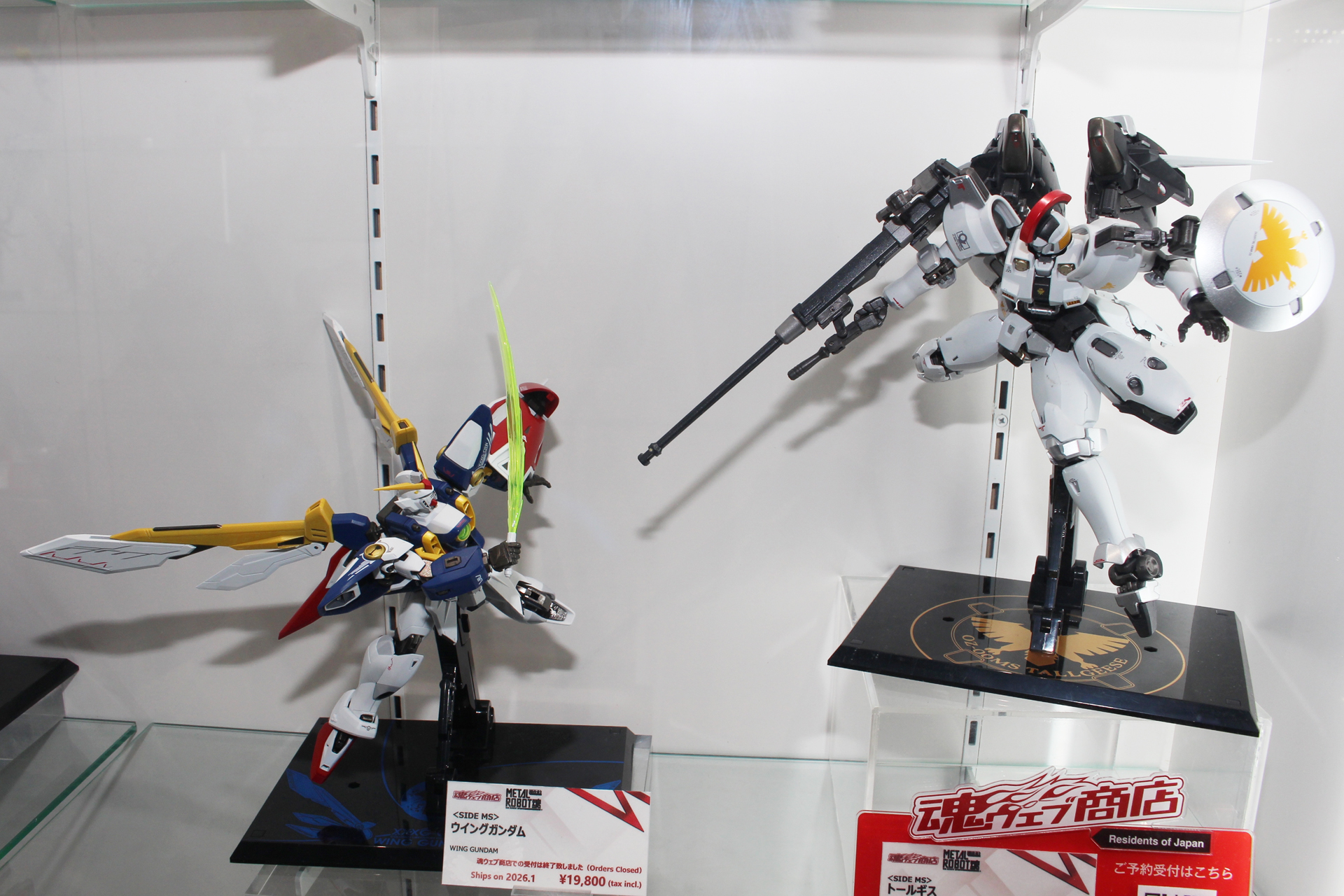 「METAL ROBOT魂 ＜SIDE MS＞ ウイングガンダム」（左）との戦闘をイメージした展示