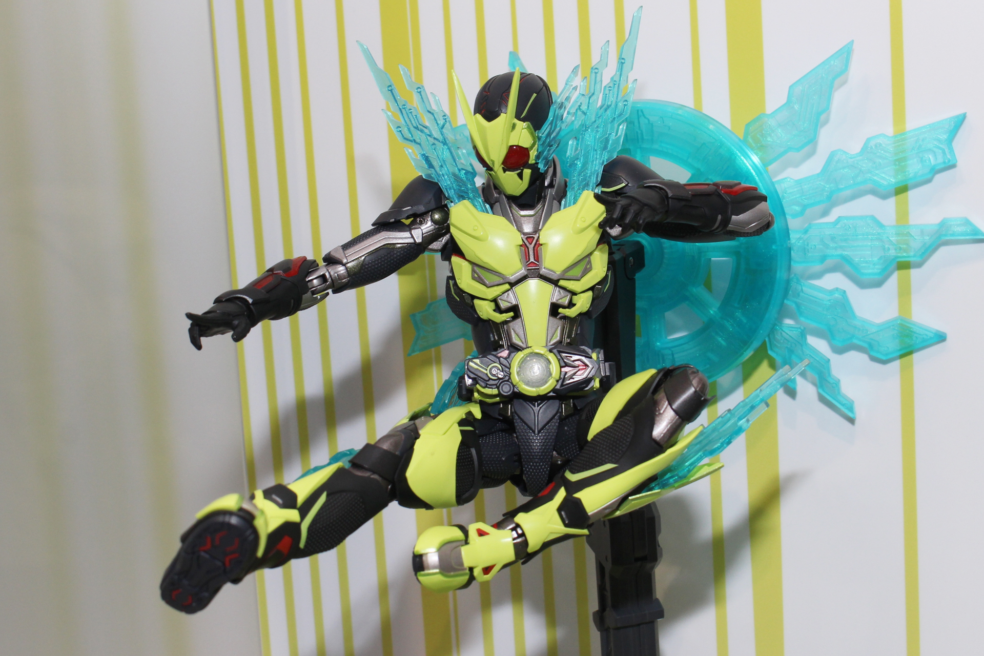 ゼロワンの象徴的なカラーである明るいイエローを基調としている